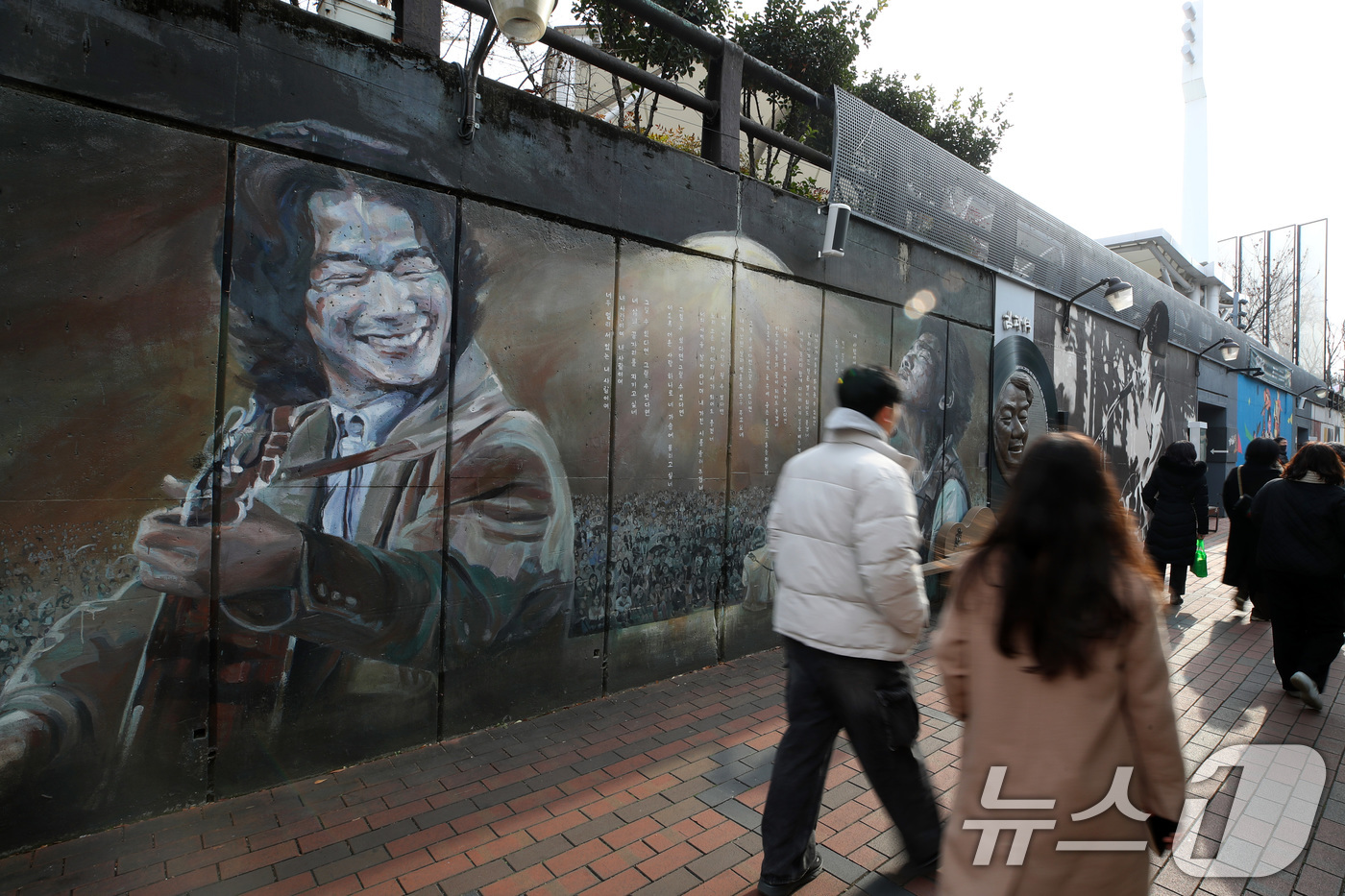 (대구=뉴스1) 공정식 기자 = 한파가 물러가고 포근한 날씨를 보인 4일 오후 '영원한 가객' 故 김광석(1964~1996) 30주기를 이틀 앞두고 주말을 맞아 대구 중구 방천시장 …