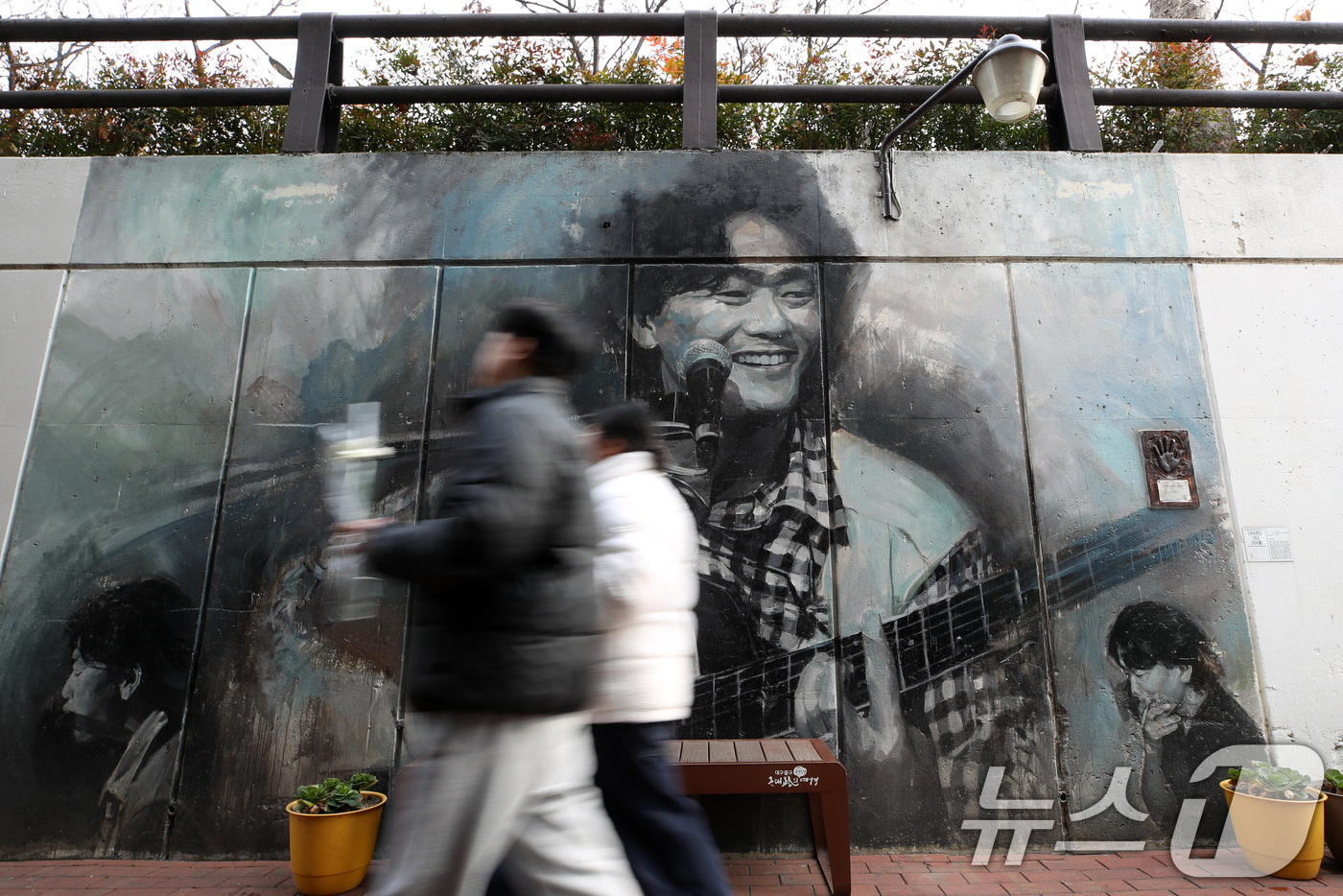 (대구=뉴스1) 공정식 기자 = 한파가 물러가고 포근한 날씨를 보인 4일 오후 '영원한 가객' 故 김광석(1964~1996) 30주기를 이틀 앞두고 주말을 맞아 대구 중구 방천시장 …