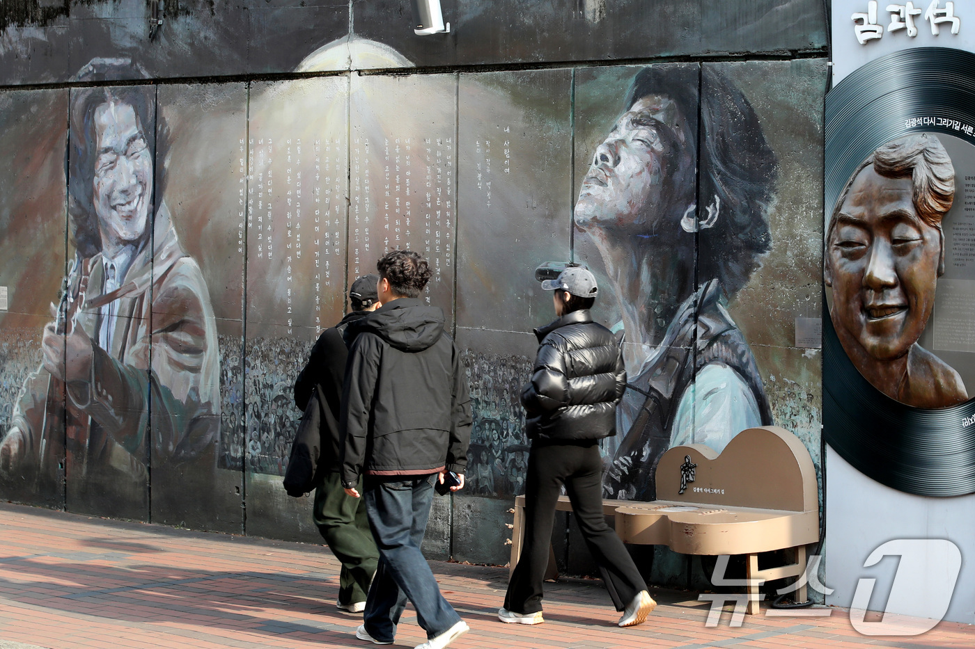 (대구=뉴스1) 공정식 기자 = 한파가 물러가고 포근한 날씨를 보인 4일 오후 '영원한 가객' 故 김광석(1964~1996) 30주기를 이틀 앞두고 주말을 맞아 대구 중구 방천시장 …