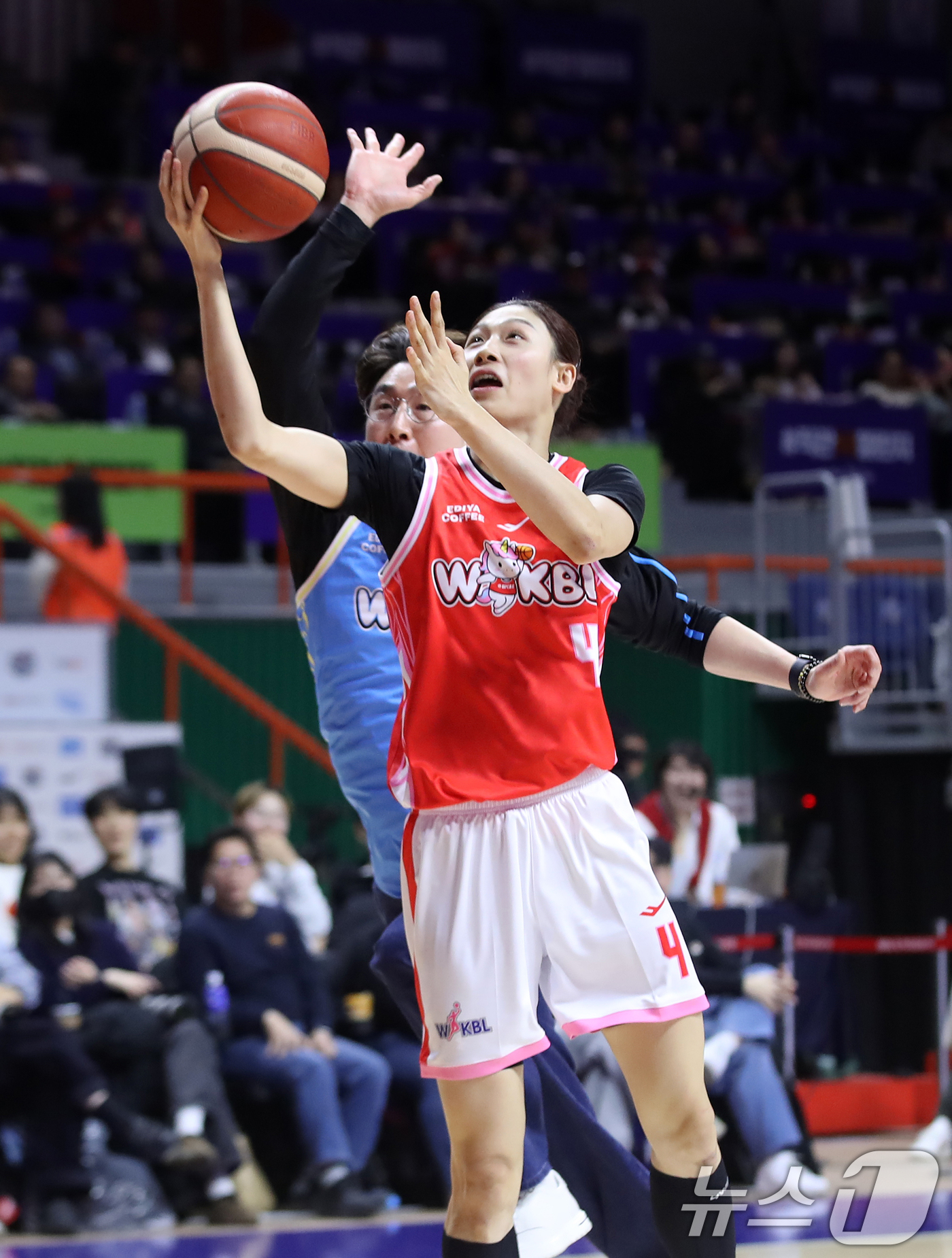 (부산=뉴스1) 윤일지 기자 = 4일 오후 부산 사직실내체육관에서 열린 'BNK금융 2025-2026 여자프로농구 올스타 페스티벌' 팀 유니블과 팀 포니블의 경기에서 팀 포니블 김 …