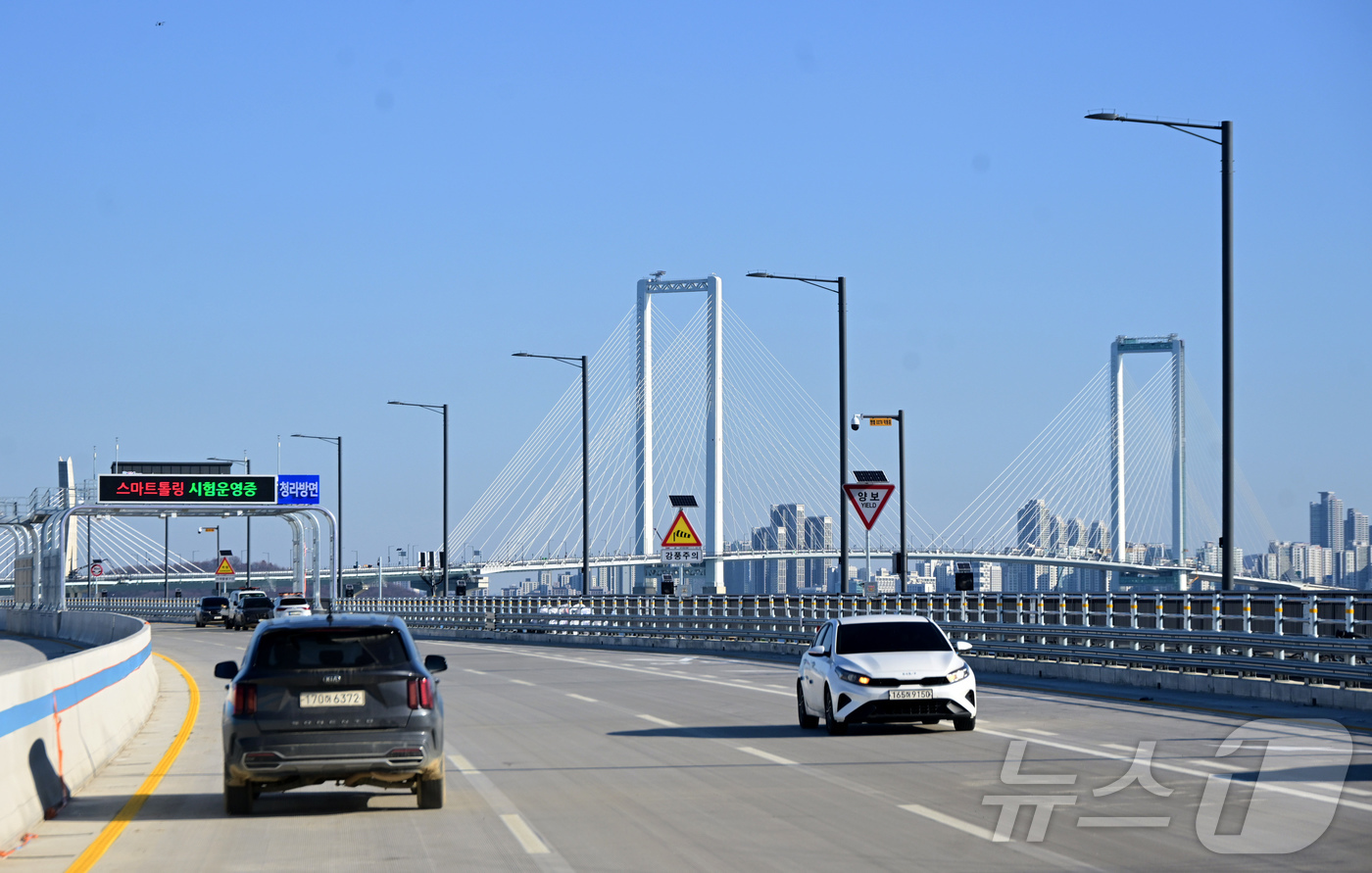 (인천=뉴스1) = 인천 영종도와 육지를 잇는 세 번째 교량인 제3연륙교가 오는 5일 개통한다.제3연륙교는 인천 중구 중산동과 서구 청라동을 연결하는 총연장 4.68㎞, 폭 30m …