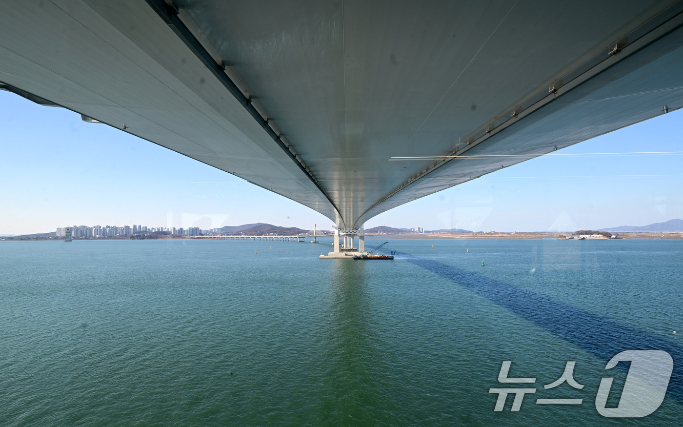 (인천=뉴스1) = 인천 영종도와 육지를 잇는 세 번째 교량인 제3연륙교가 오는 5일 개통한다.제3연륙교는 인천 중구 중산동과 서구 청라동을 연결하는 총연장 4.68㎞, 폭 30m …