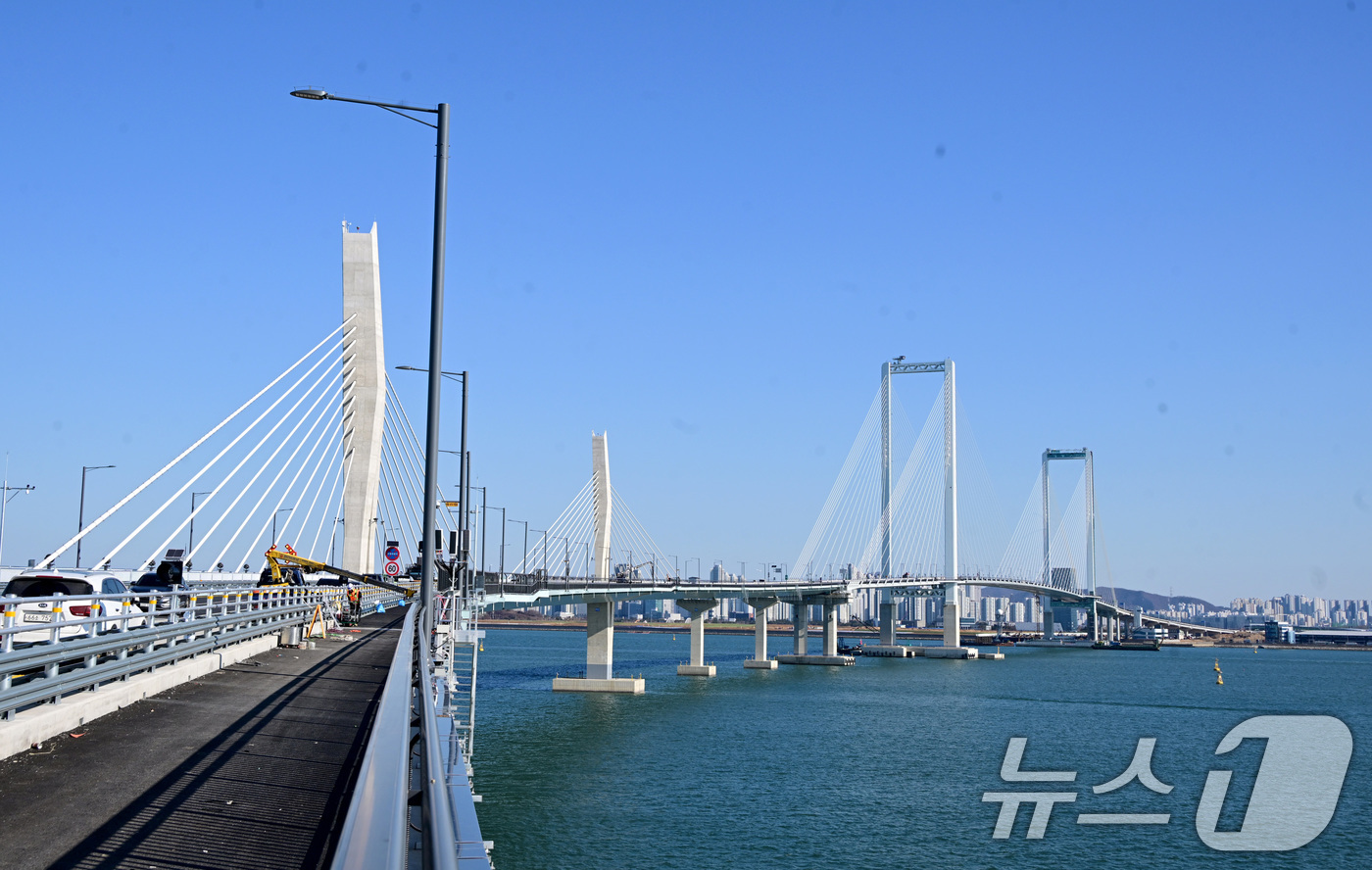 (인천=뉴스1) = 인천 영종도와 육지를 잇는 세 번째 교량인 제3연륙교가 오는 5일 개통한다.제3연륙교는 인천 중구 중산동과 서구 청라동을 연결하는 총연장 4.68㎞, 폭 30m …