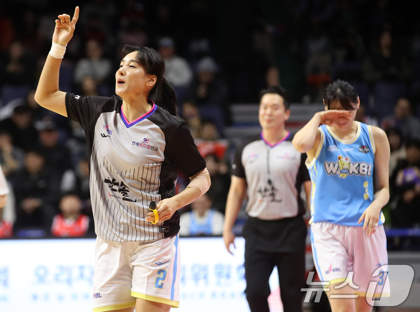 (부산=뉴스1) 윤일지 기자 = 4일 오후 부산 사직실내체육관에서 열린 'BNK금융 2025-2026 여자프로농구 올스타 페스티벌' 팀 유니블과 팀 포니블의 경기에서 팀 포니블 김 …