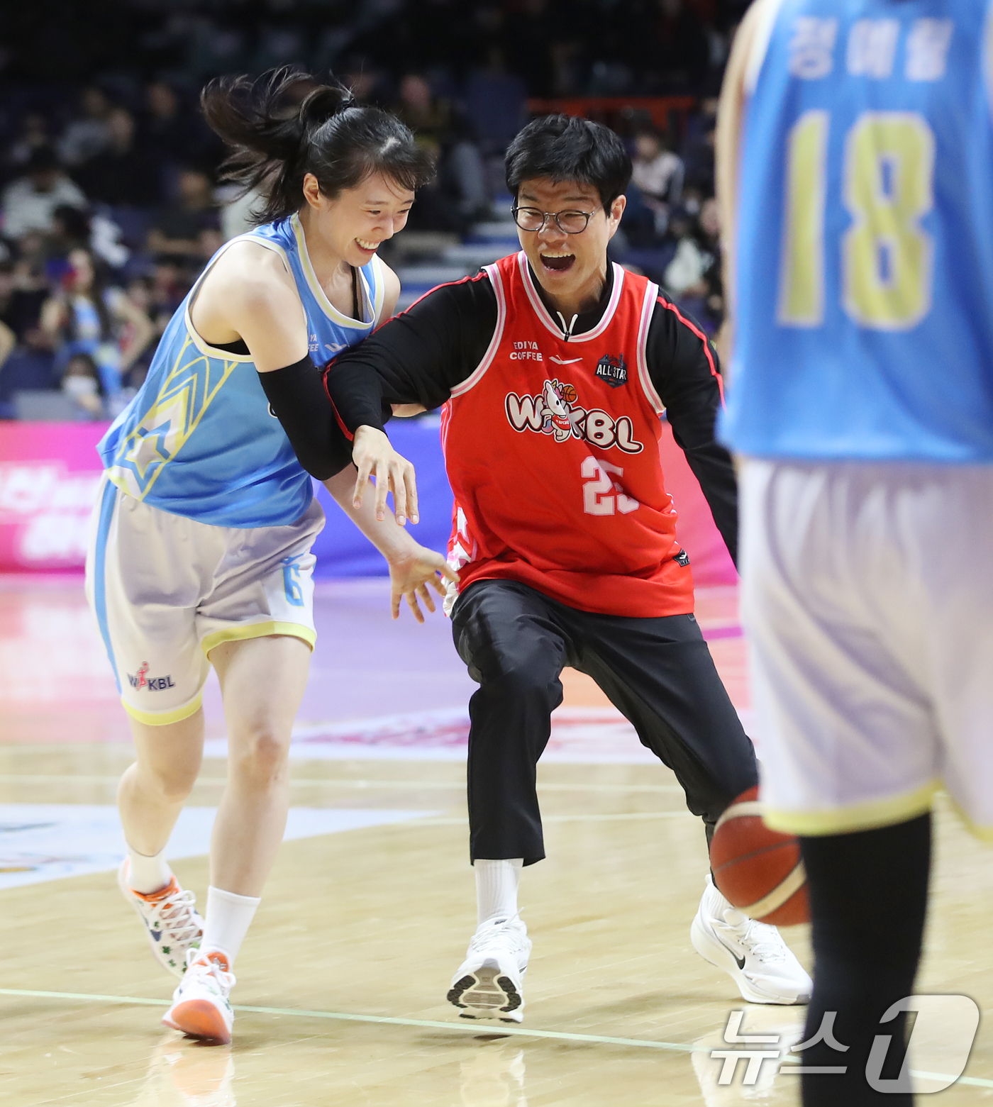 (부산=뉴스1) 윤일지 기자 = 일 오후 부산 사직실내체육관에서 열린 'BNK금융 2025-2026 여자프로농구 올스타 페스티벌' 팀 유니블과 팀 포니블의 경기에서 팀 유니블 하상 …