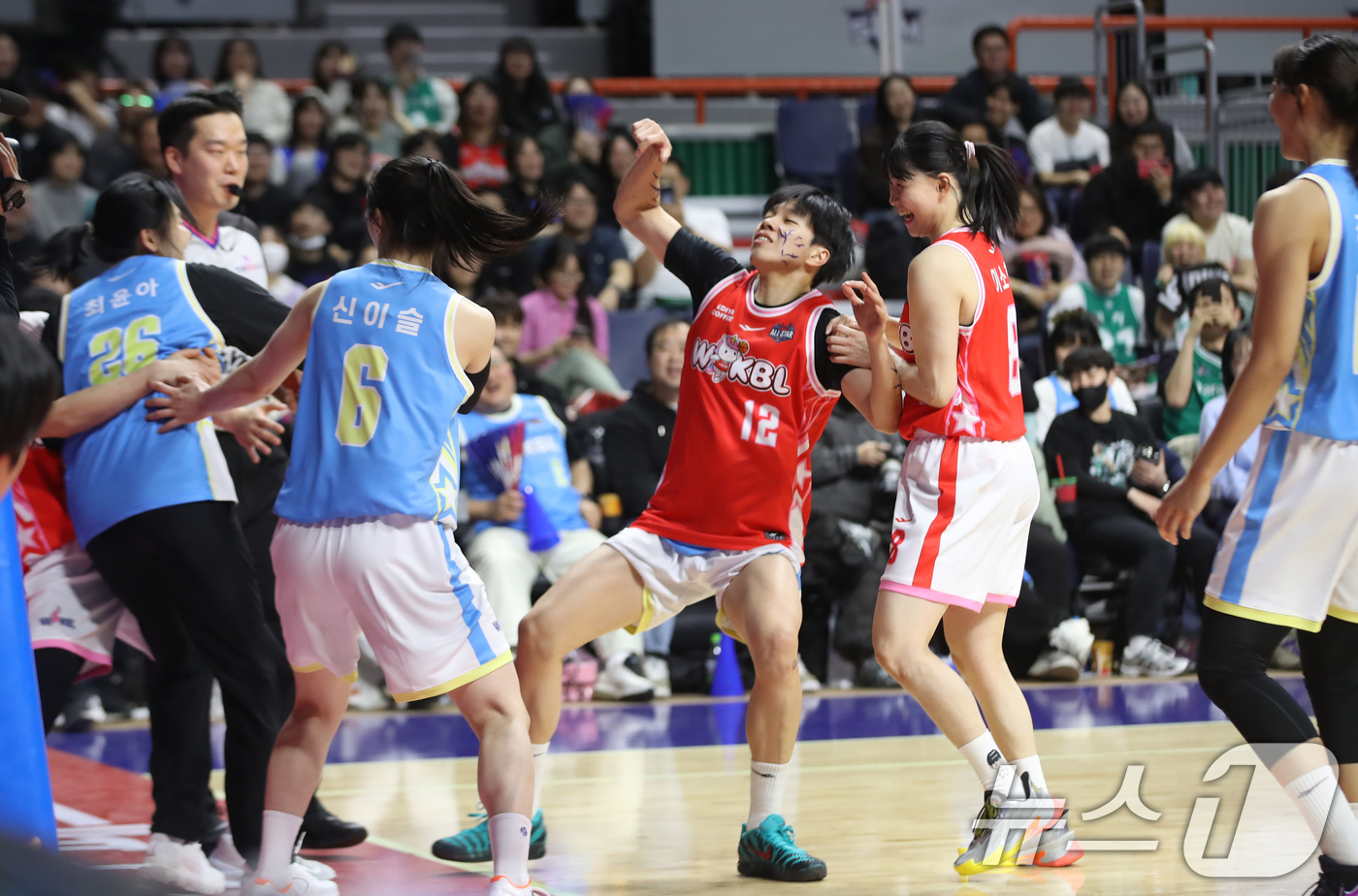 (부산=뉴스1) 윤일지 기자 = 4일 오후 부산 사직실내체육관에서 열린 'BNK금융 2025-2026 여자프로농구 올스타 페스티벌' 팀 유니블과 팀 포니블의 경기에서 팀 포니블 최 …