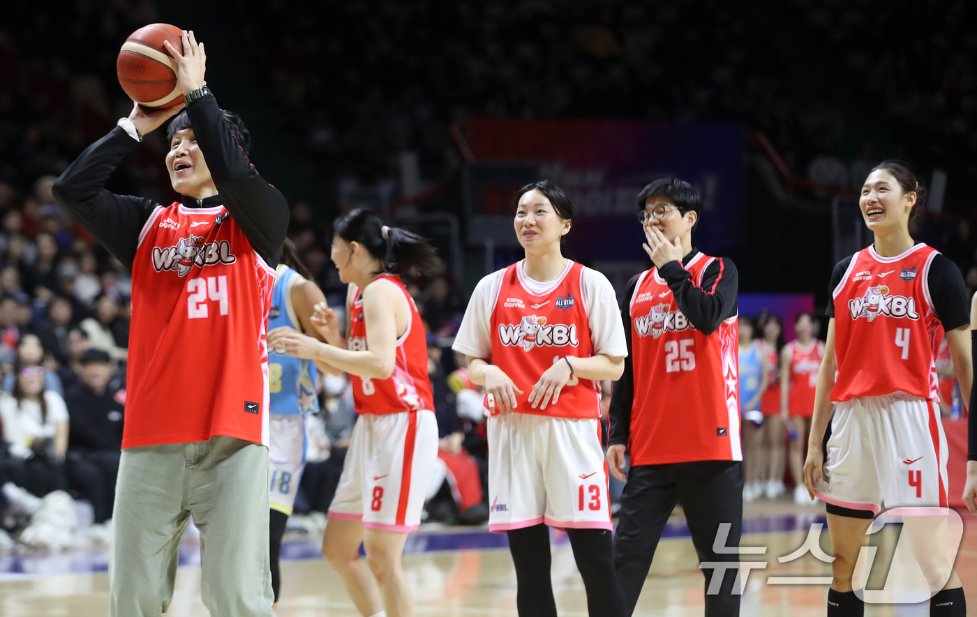 (부산=뉴스1) 윤일지 기자 = 4일 오후 부산 사직실내체육관에서 열린 'BNK금융 2025-2026 여자프로농구 올스타 페스티벌' 팀 유니블과 팀 포니블의 경기에서 팀 유니블 위 …