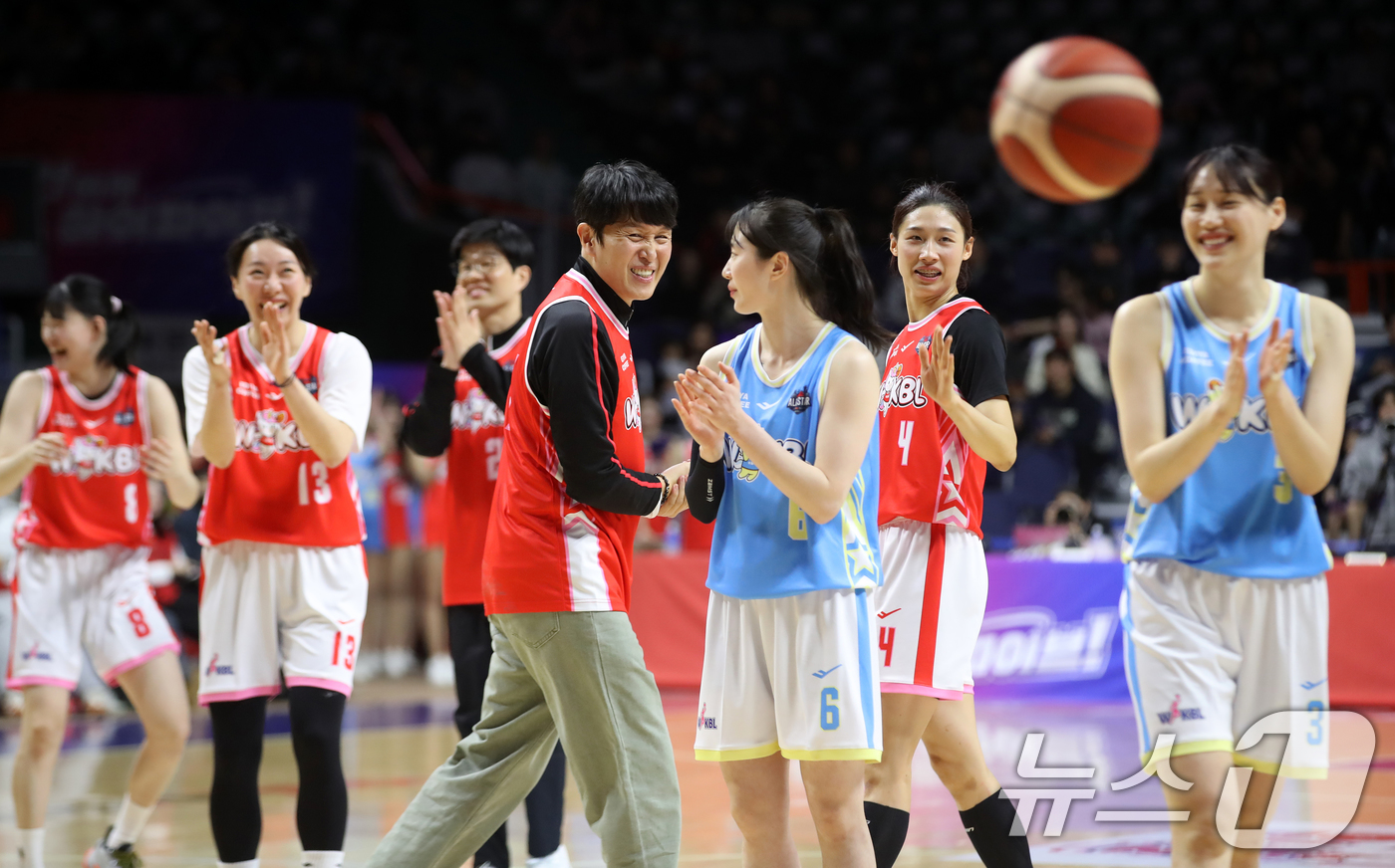 (부산=뉴스1) 윤일지 기자 = 일 오후 부산 사직실내체육관에서 열린 'BNK금융 2025-2026 여자프로농구 올스타 페스티벌' 팀 유니블과 팀 포니블의 경기에서 팀 유니블 위성 …