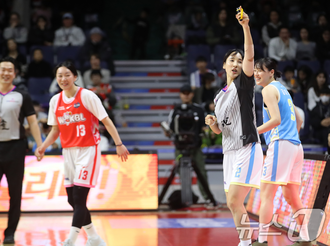 (부산=뉴스1) 윤일지 기자 = 4일 오후 부산 사직실내체육관에서 열린 'BNK금융 2025-2026 여자프로농구 올스타 페스티벌' 팀 유니블과 팀 포니블의 경기에서 팀 포니블 김 …