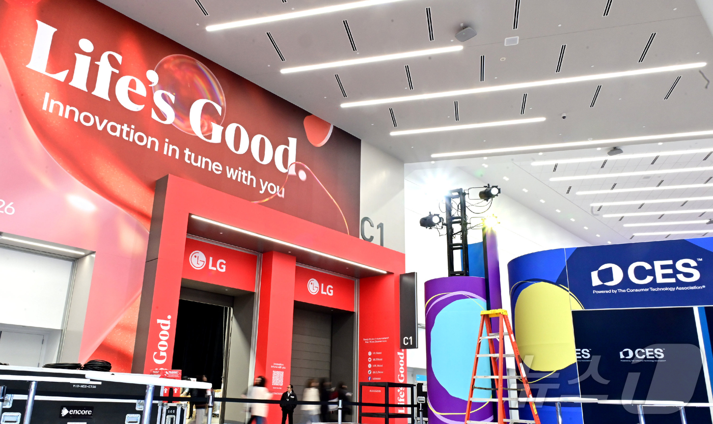 (서울=뉴스1) = LG전자는 오는 6일(현지시간) 세계 최대 가전·IT 전시회 ‘CES 2026’가 열리는 미국 라스베이거스 컨벤션센터(LVCC)공감지능으로 '당신에게 맞춘 혁신 …