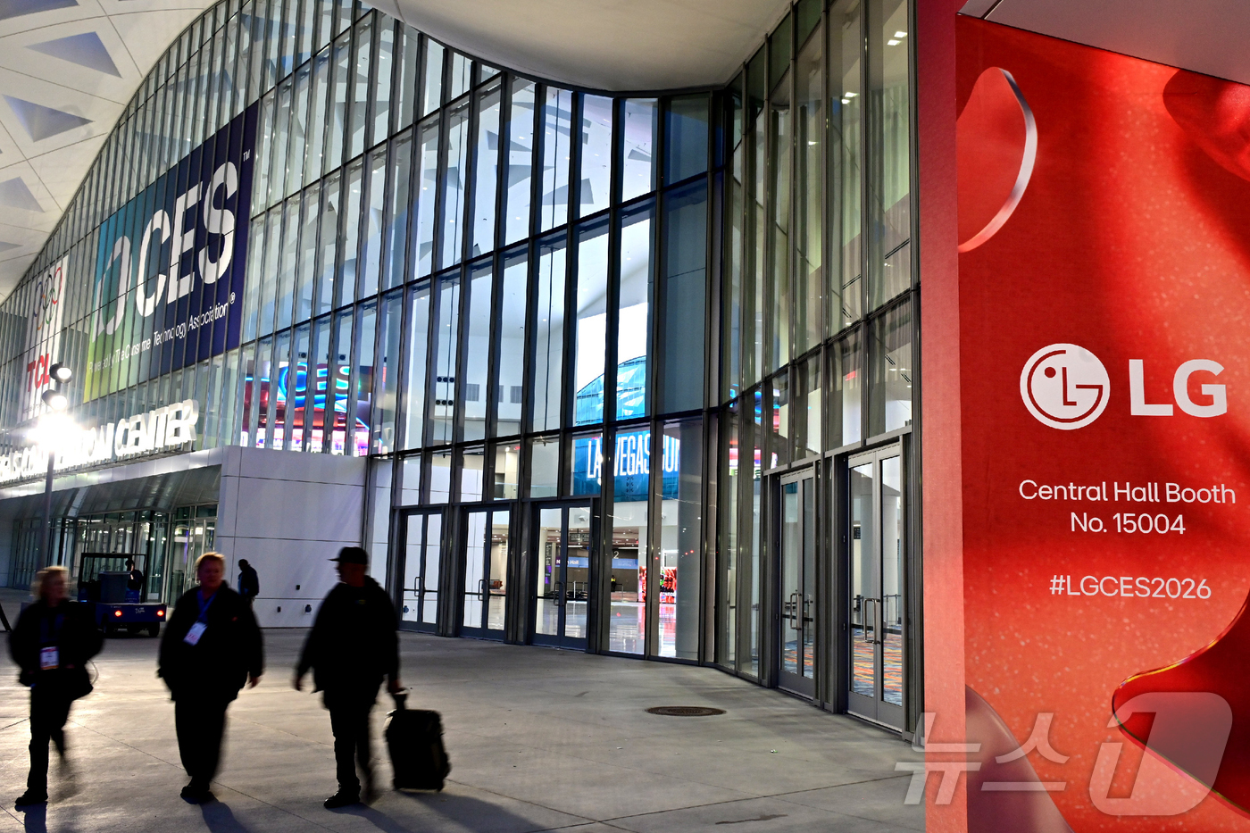 (서울=뉴스1) = LG전자는 오는 6일(현지시간) 세계 최대 가전·IT 전시회 ‘CES 2026’가 열리는 미국 라스베이거스 컨벤션센터(LVCC)의 새로이 단장한 메인 입구에서 …