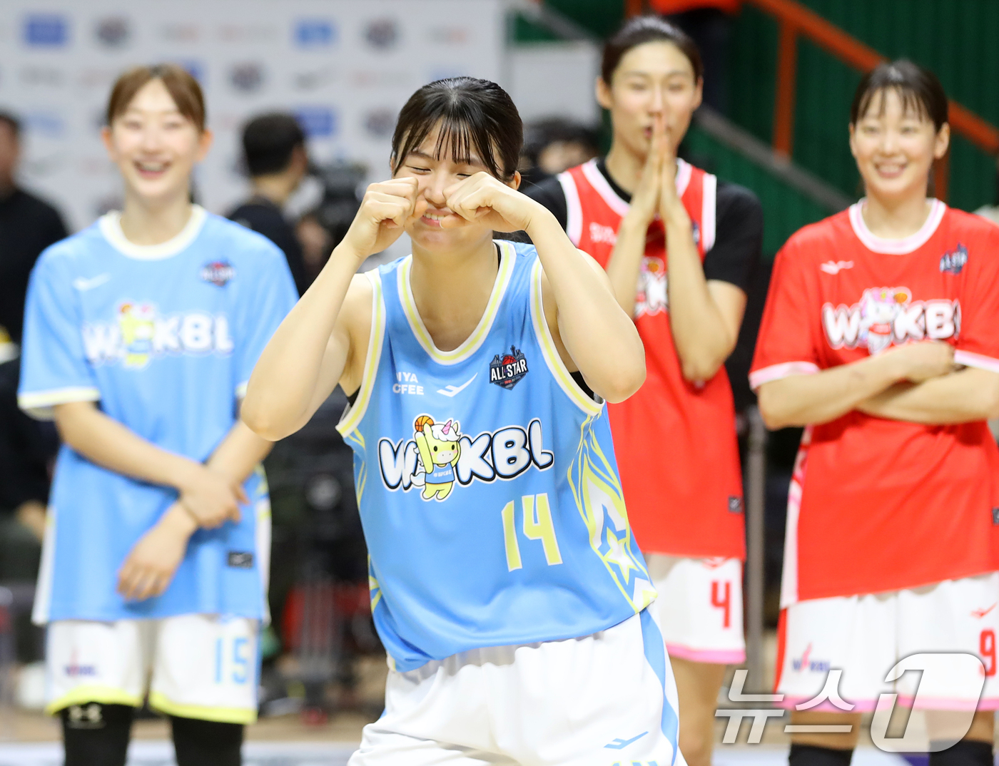 (부산=뉴스1) 윤일지 기자 = 4일 오후 부산 사직실내체육관에서 열린 'BNK금융 2025-2026 여자프로농구 올스타 페스티벌' 팀 유니블과 팀 포니블의 경기에서 MVP를 차지 …