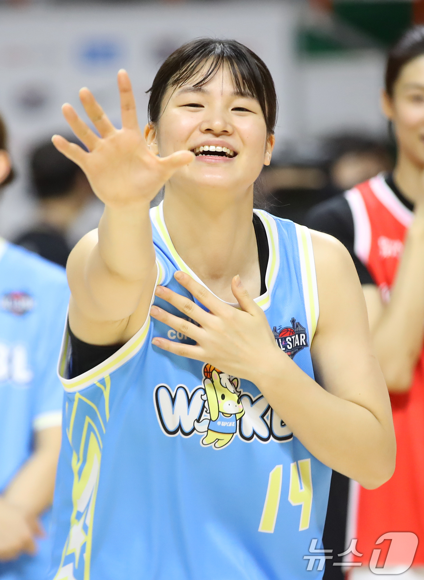 (부산=뉴스1) 윤일지 기자 = 4일 오후 부산 사직실내체육관에서 열린 'BNK금융 2025-2026 여자프로농구 올스타 페스티벌' 팀 유니블과 팀 포니블의 경기에서 MVP를 차지 …