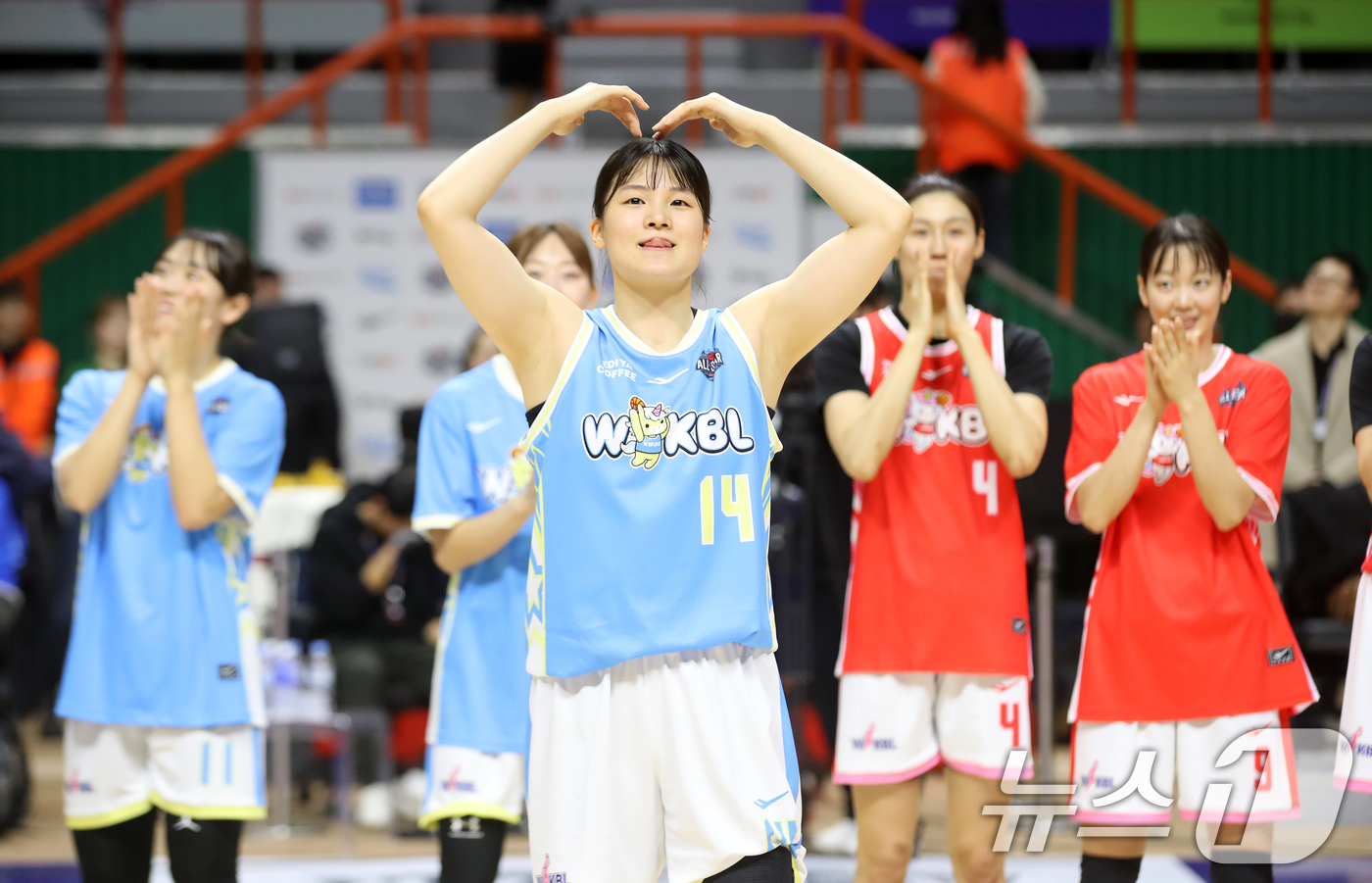 (부산=뉴스1) 윤일지 기자 = 4일 오후 부산 사직실내체육관에서 열린 'BNK금융 2025-2026 여자프로농구 올스타 페스티벌' 팀 유니블과 팀 포니블의 경기에서 MVP를 차지 …