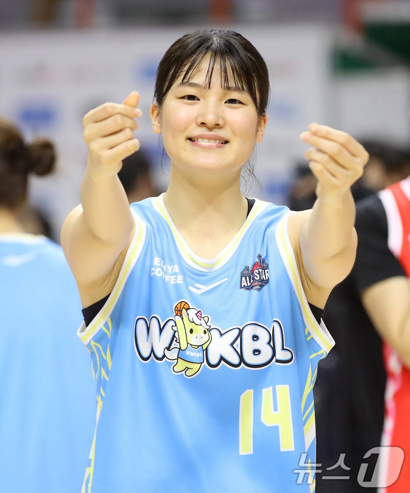 (부산=뉴스1) 윤일지 기자 = 4일 오후 부산 사직실내체육관에서 열린 'BNK금융 2025-2026 여자프로농구 올스타 페스티벌' 팀 유니블과 팀 포니블의 경기에서 MVP를 차지 …
