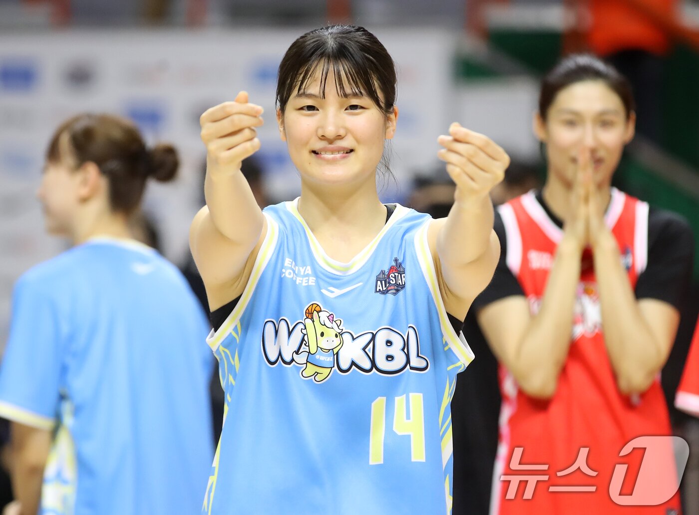 본문 이미지 - 4일 오후 부산 사직실내체육관에서 열린 'BNK금융 2025-2026 여자프로농구 올스타 페스티벌' 팀 유니블과 팀 포니블의 경기에서 MVP를 차지한 팀 포니블 변소정이 세리머니를 하고 있다. 2026.1.4/뉴스1 ⓒ News1 윤일지 기자
