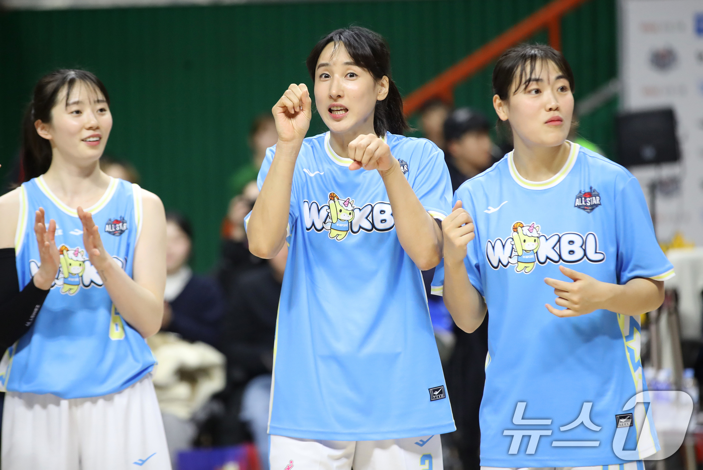 (부산=뉴스1) 윤일지 기자 = 4일 오후 부산 사직실내체육관에서 열린 'BNK금융 2025-2026 여자프로농구 올스타 페스티벌' 팀 유니블과 팀 포니블의 경기에서 베스트 퍼포먼 …