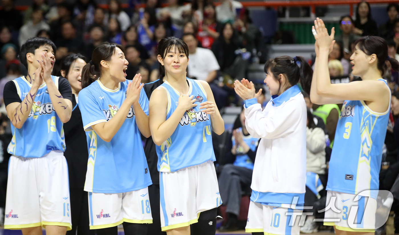 (부산=뉴스1) 윤일지 기자 = 4일 오후 부산 사직실내체육관에서 열린 'BNK금융 2025-2026 여자프로농구 올스타 페스티벌' 팀 유니블과 팀 포니블의 경기에서 MVP를 차지 …