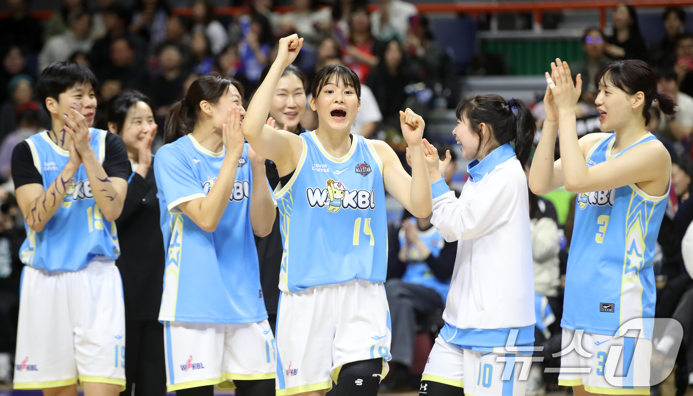 (부산=뉴스1) 윤일지 기자 = 4일 오후 부산 사직실내체육관에서 열린 'BNK금융 2025-2026 여자프로농구 올스타 페스티벌' 팀 유니블과 팀 포니블의 경기에서 MVP를 차지 …