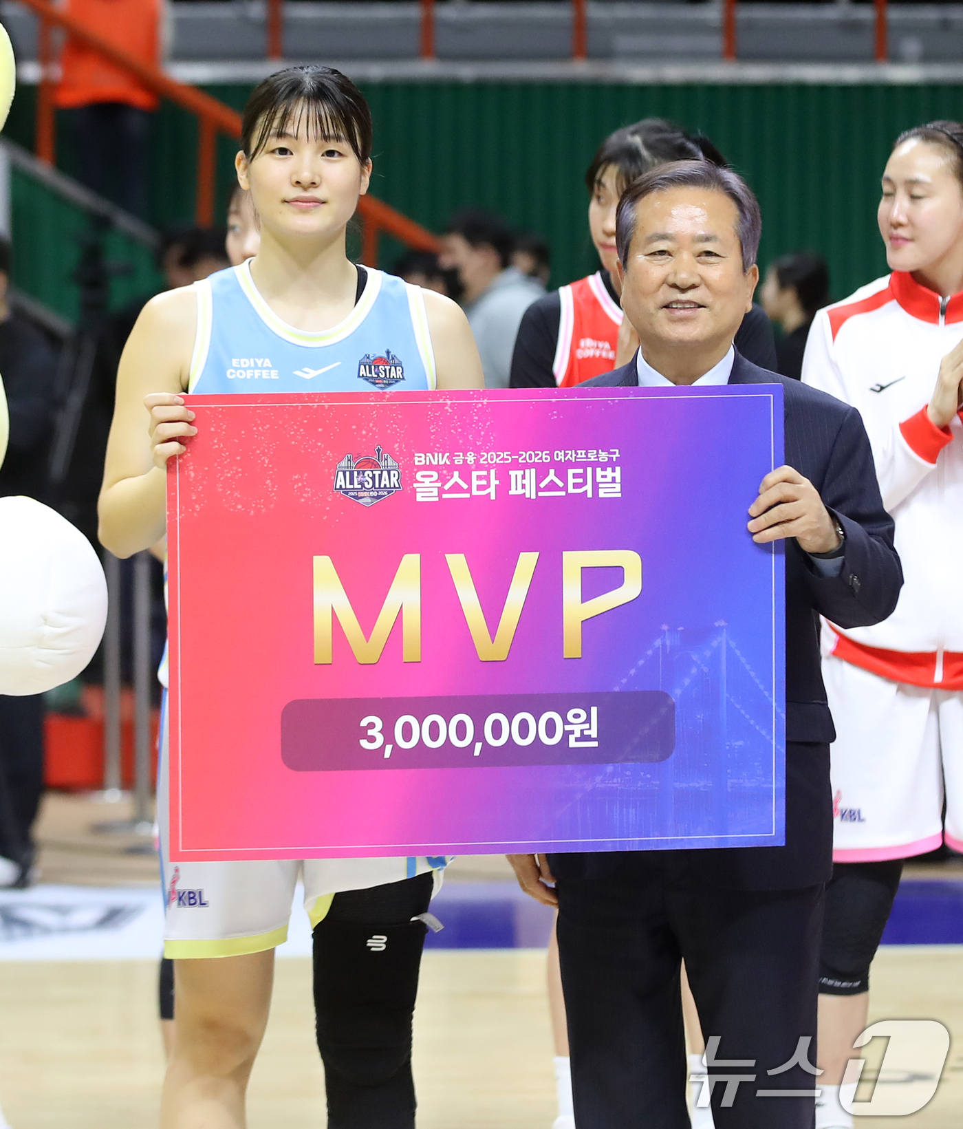 (부산=뉴스1) 윤일지 기자 = 4일 오후 부산 사직실내체육관에서 열린 'BNK금융 2025-2026 여자프로농구 올스타 페스티벌' 팀 유니블과 팀 포니블의 경기에서 MVP를 차지 …