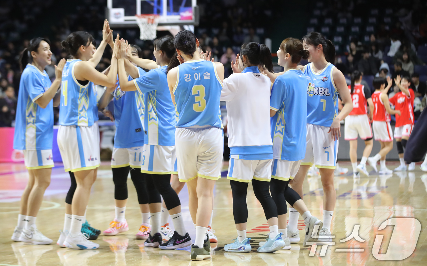 (부산=뉴스1) 윤일지 기자 = 4일 오후 부산 사직실내체육관에서 열린 'BNK금융 2025-2026 여자프로농구 올스타 페스티벌' 팀 유니블과 팀 포니블의 경기에서 100대 89 …