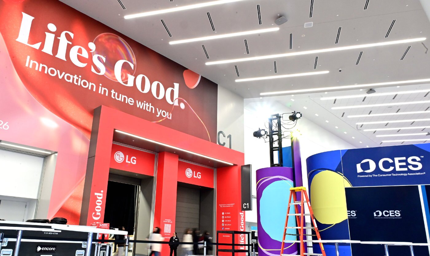 본문 이미지 - LG전자가 6일~9일(현지시간) 세계 최대 가전·IT 전시회 ‘CES 2026’가 열리는 美 라스베이거스 컨벤션센터(LVCC)에서 공감지능으로 '당신에게 맞춘 혁신(Innovation in tune with you)' 메시지를 담은 광고로 전 세계 관람객을 맞이한다.(LG전자 제공)