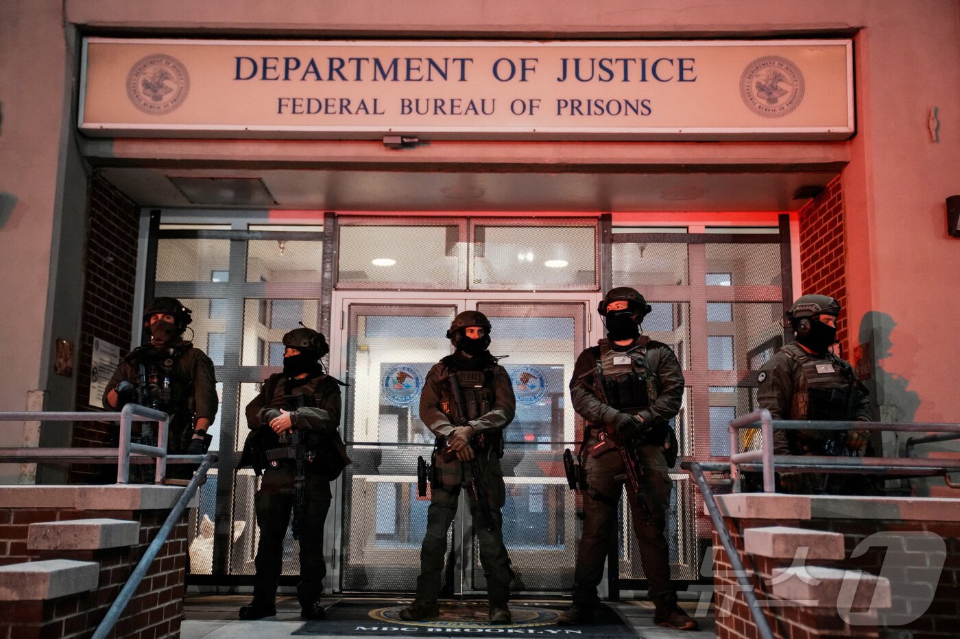 본문 이미지 - 니콜라스 마두로 베네수엘라 대통령 부부가 구금된 브루클린 연방 구치소(MDC 브루클린) 옆 법무부 건물에서 연방 요원들이 경계를 서고 있다. 025.01.03 ⓒ 로이터=뉴스1 ⓒ News1 최종일 선임기자