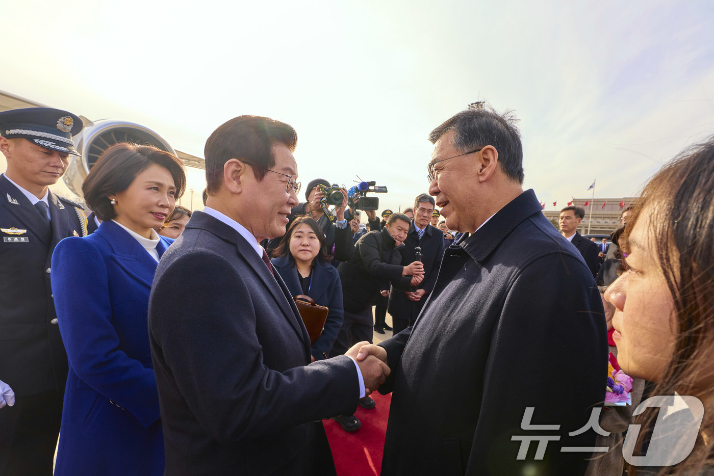 (베이징(중국)=뉴스1) 허경 기자 = 중국을 국빈방문하는 이재명 대통령이 4일 베이징 서우두 공항에서 인허쥔 국무원 과학기술부 부장(장관)과 악수하고 있다. (공동취재) 2026 …