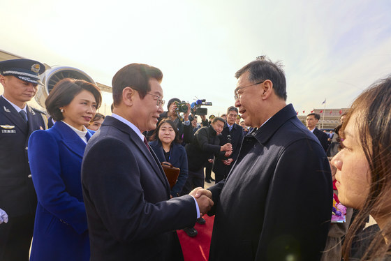 악수하는 이재명 대통령