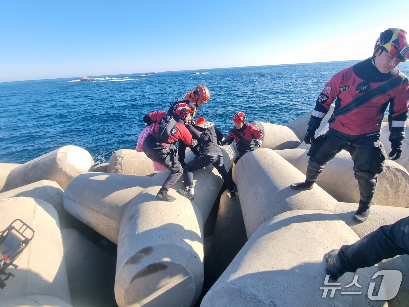 본문 이미지 - 강원 속초 장사항 테트라포드에 추락한 50대 남성 구조 (속초해경 제공, 재판매 및 DB금지) 뉴스1