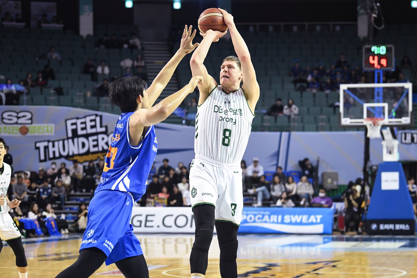 본문 이미지 - 프로농구 DB 엘런슨(오른쪽)이 4일 잠실실내체육관에서 열린 삼성과 경기에서 슛을 쏘고 있다.(KBL 제공)
