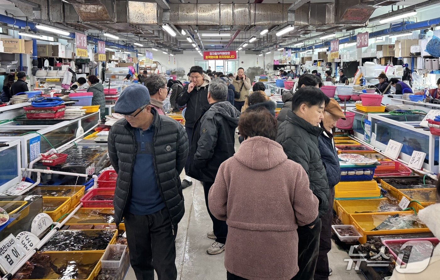 본문 이미지 - 2026년 새해 첫 일요일인 4일 울산 북구 정자활어직매장에는 시민들의 발길이 이어져 모처럼 활기를 띄었다.2026.1.3. /뉴스1 ⓒNews1 김세은 기자