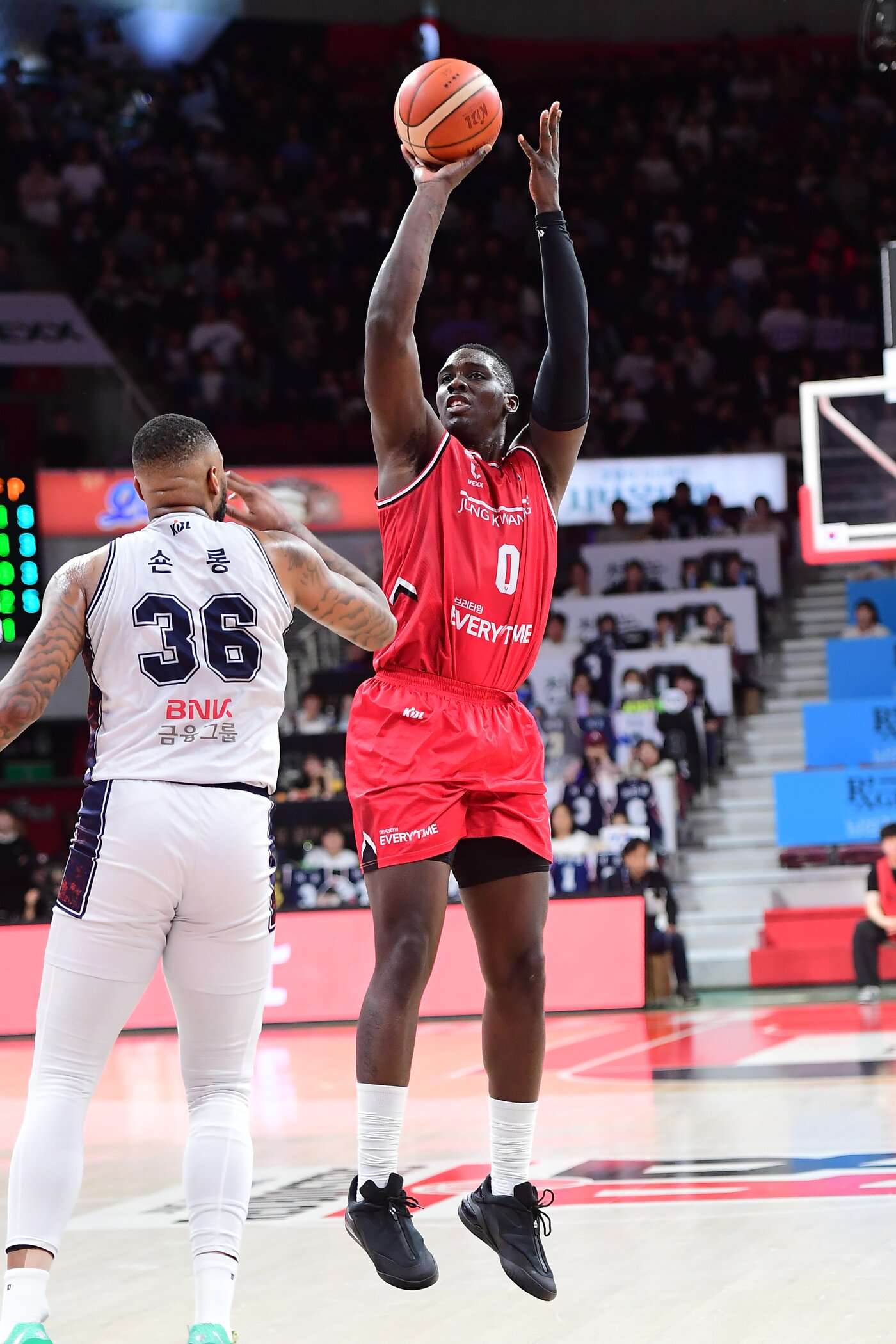 본문 이미지 - 프로농구 정관장 오브라이언트(오른쪽)가 4일 안양 정관장아레나에서 열린 KCC와 경기에서 슛을 쏘고 있다.(KBL 제공)