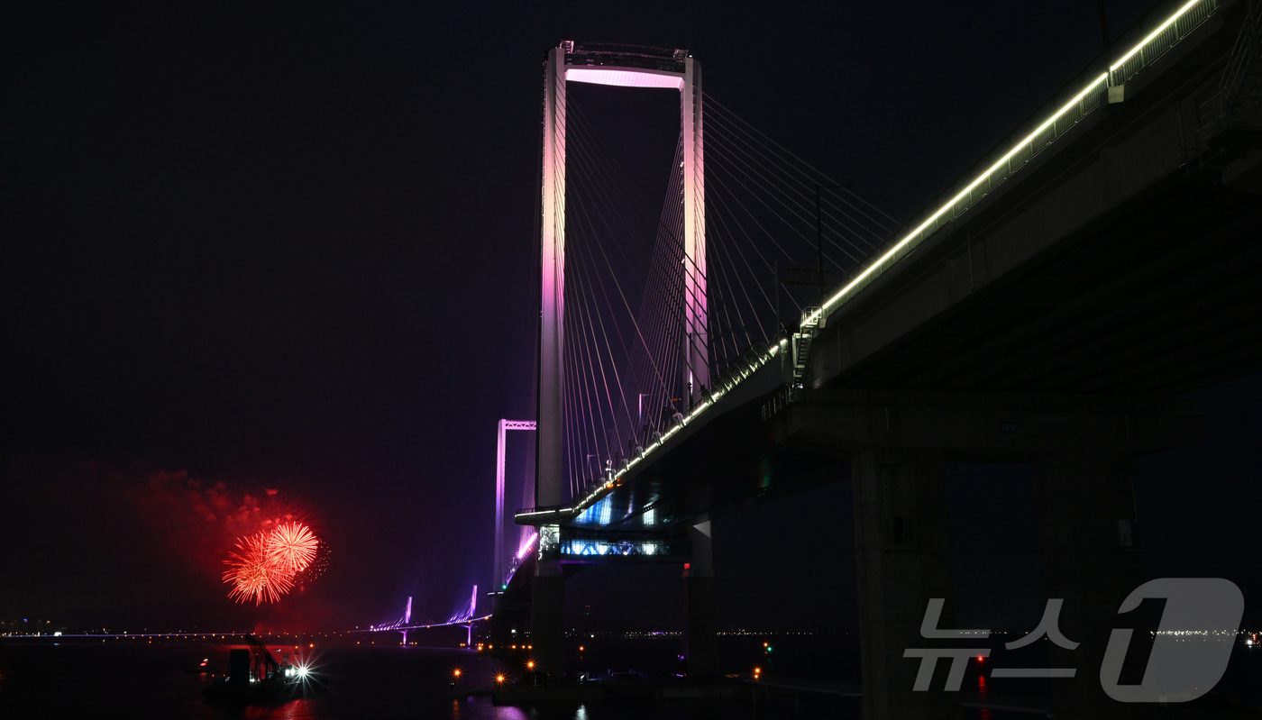 (서울=뉴스1) = 인천 영종도와 육지를 잇는 세 번째 교량인 제3연륙교가 오는 5일 개통한다. 제3연륙교는 인천 중구 중산동과 서구 청라동을 연결하는 총연장 4.68㎞, 폭 30 …