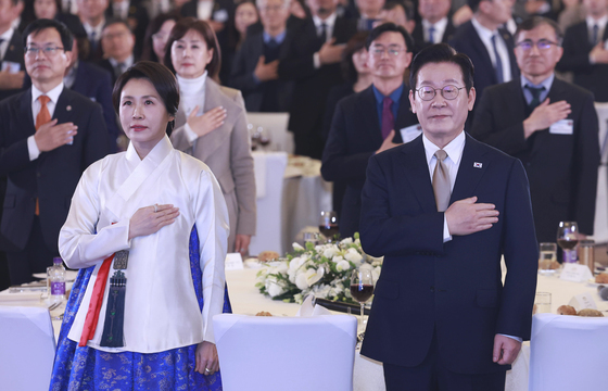 국민의례 하는 이재명 대통령·김혜경 여사