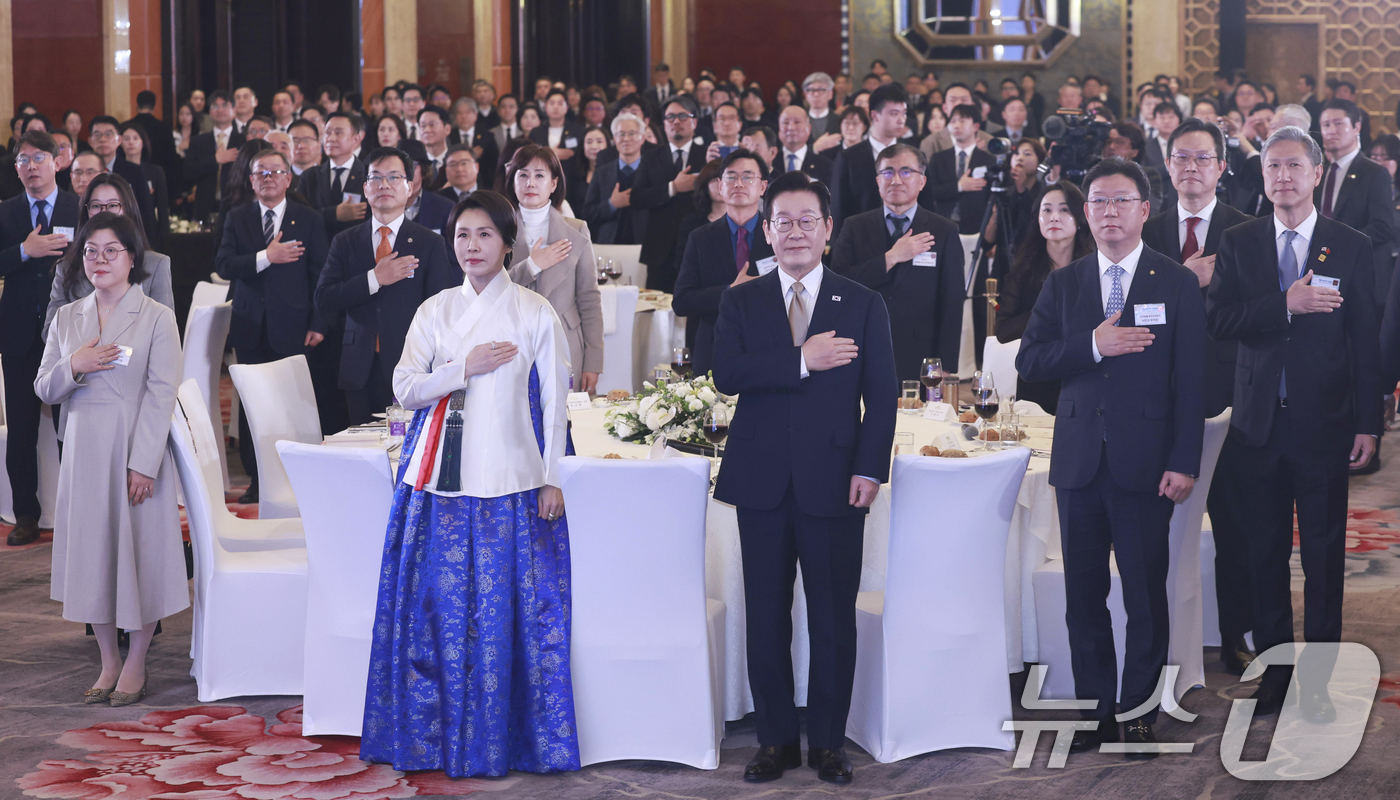 (베이징(중국)=뉴스1) 허경 기자 = 중국을 국빈 방문 중인 이재명 대통령과 김혜경 여사가 4일 베이징 한 호텔에서 열린 재중 한국인 간담회에서 국민의례를 하고 있다. 2026. …