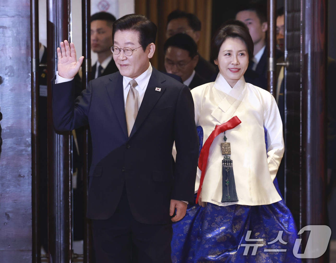 (베이징(중국)=뉴스1) 허경 기자 = 중국을 국빈 방문 중인 이재명 대통령과 김혜경 여사가 4일 베이징 한 호텔에서 열린 재중 한국인 간담회에 입장하고 있다. 2026.1.4/뉴 …