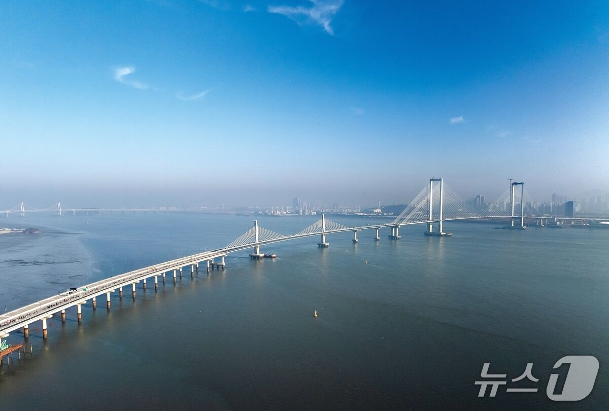 본문 이미지 - 제3연륙교 주탑 전망대는 해발 184.2m로 기네스북으로부터 세계 최고 높이 인증을 받았다. 저 멀리 영종대교도 보인다. 사진은 드론 촬영한 제3연륙교 전경. (인천시 중문소식지 인천지창 제공.재판매 및 DB금지)