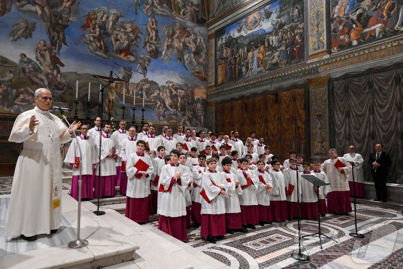 (바티칸 AFP=뉴스1) 이창규 기자 = 레오 14세 교황이 시스티나 성당 내부에서 교황청 음악원 합창단이 크리스마스 시즌을 위해 조직한 콘서트에 참석했다. 2025.1.4./뉴스 …