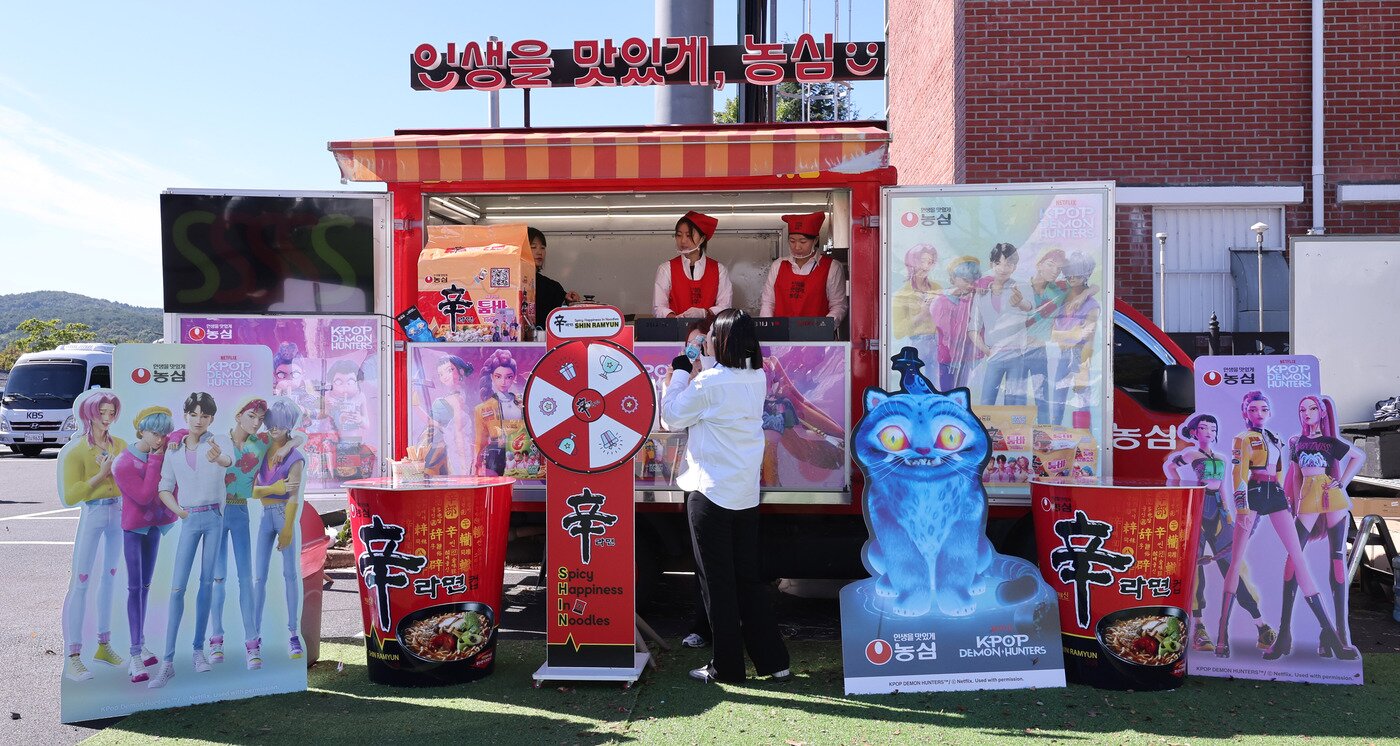 본문 이미지 - 2025 경주 아시아태평양경제협력체(APEC) 정상회의 기간 경북 경주 APEC 국제미디어센터 인근 K-푸드 홍보관에 마련된 농심 부스가 외국인 방문객을 맞이했다. ⓒ 뉴스1