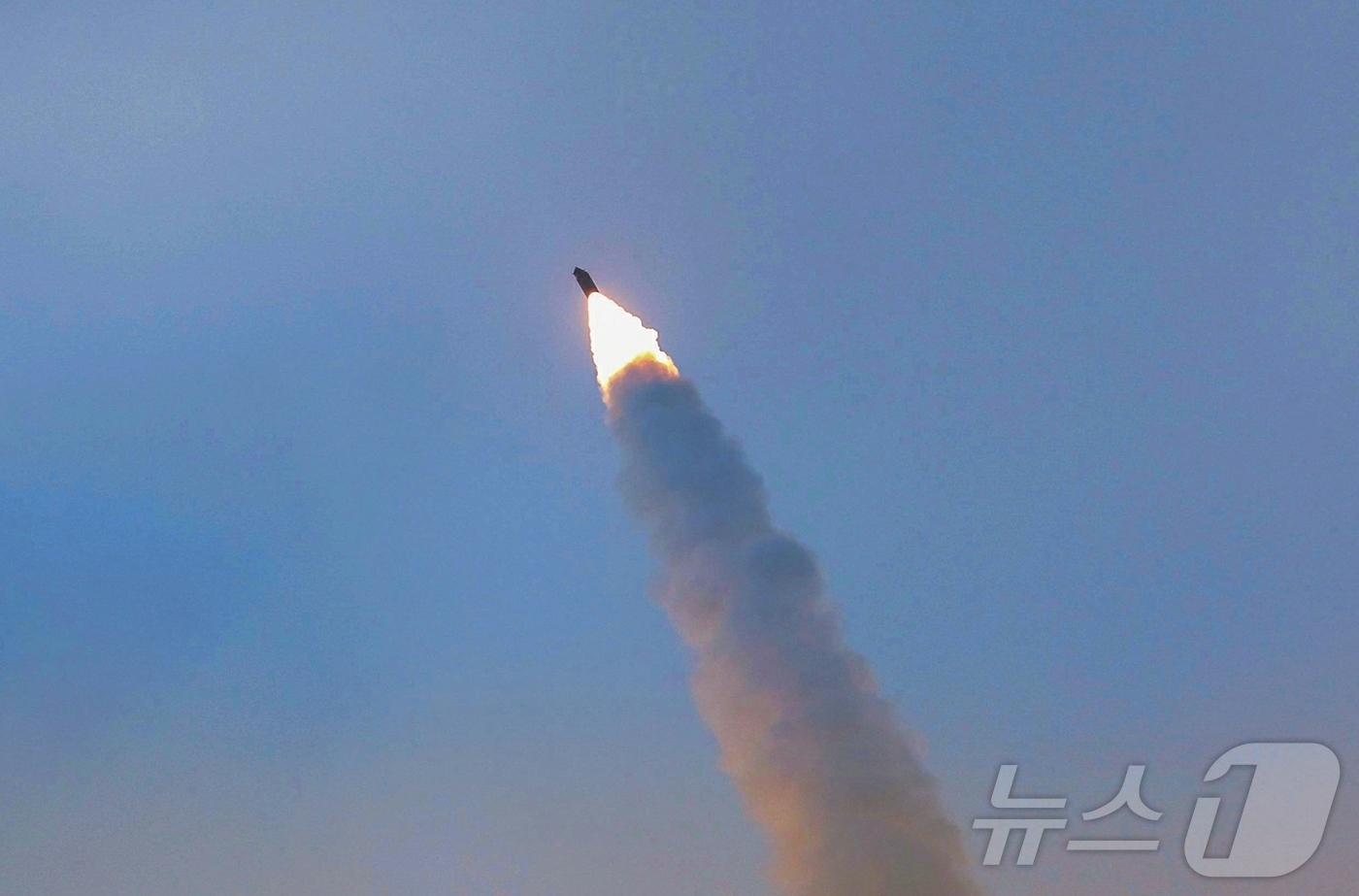 (평양 노동신문=뉴스1) = 북한이 전날인 4일 김정은 노동당 총비서의 참관하에 극초음속미사일 발사 훈련을 진행했다고 5일 밝혔다. [국내에서만 사용가능. 재배포 금지. DB 금지 …