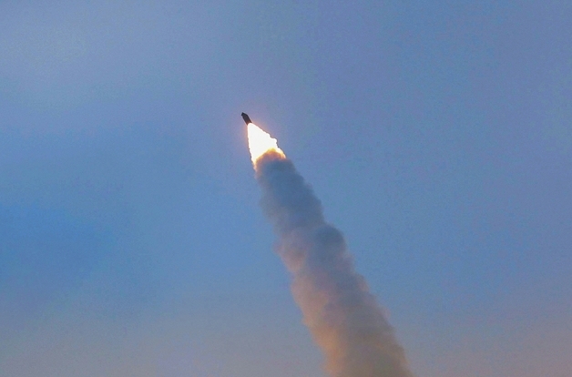 北, 극초음속미사일 발사 훈련 진행…김정은 "핵억제력 유지·확대"