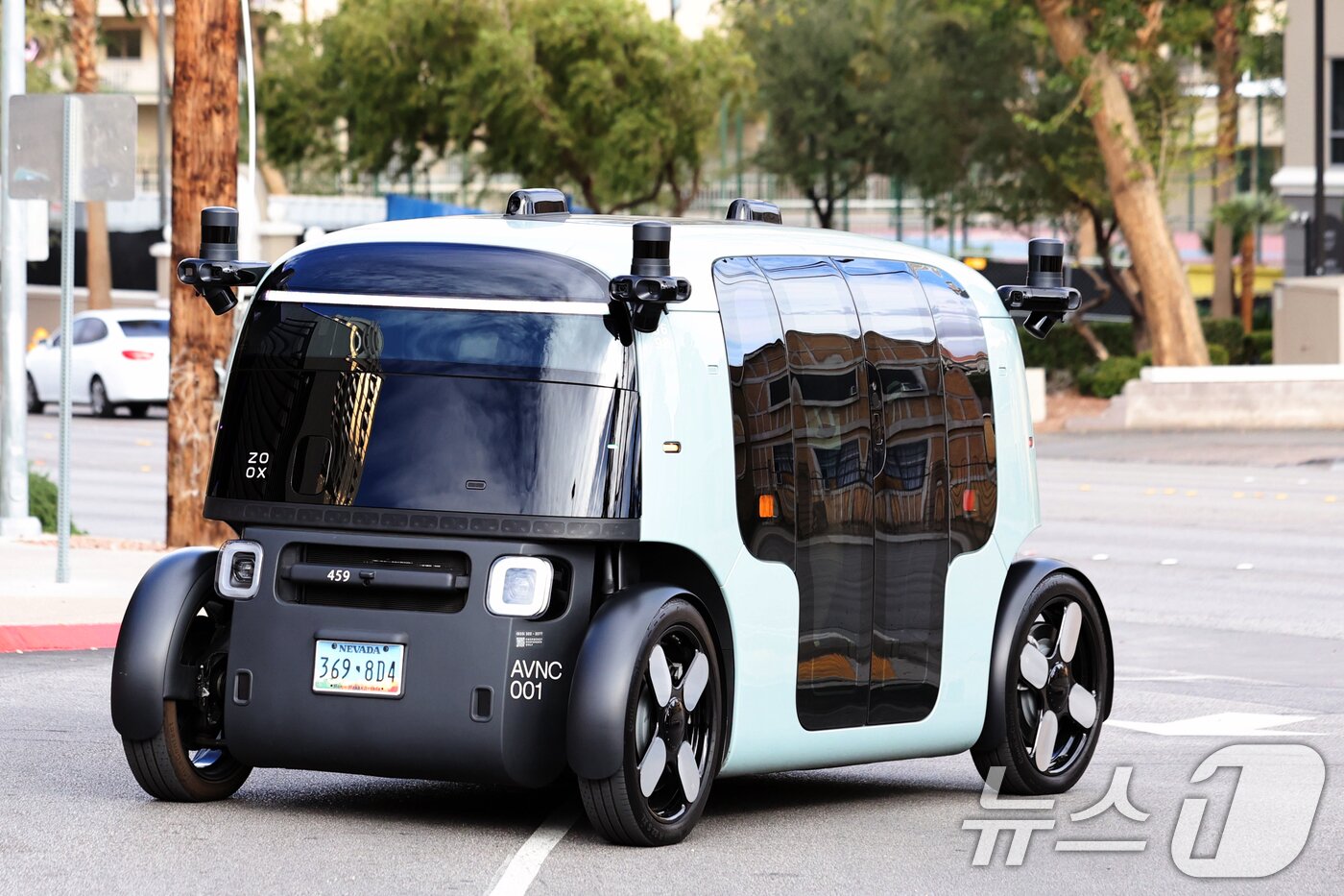 본문 이미지 - 세계 최대 IT(정보기술)·가전 전시회 'CES 2026' 개막을 이틀 앞둔 4일(현지시간) 미국 네바다주 라스베이거스 거리에 아마존의 로보택시 '죽스(ZOOX)'가 도로를 주행하고 있다. 2026.1.5/뉴스1 ⓒ News1 황기선 기자