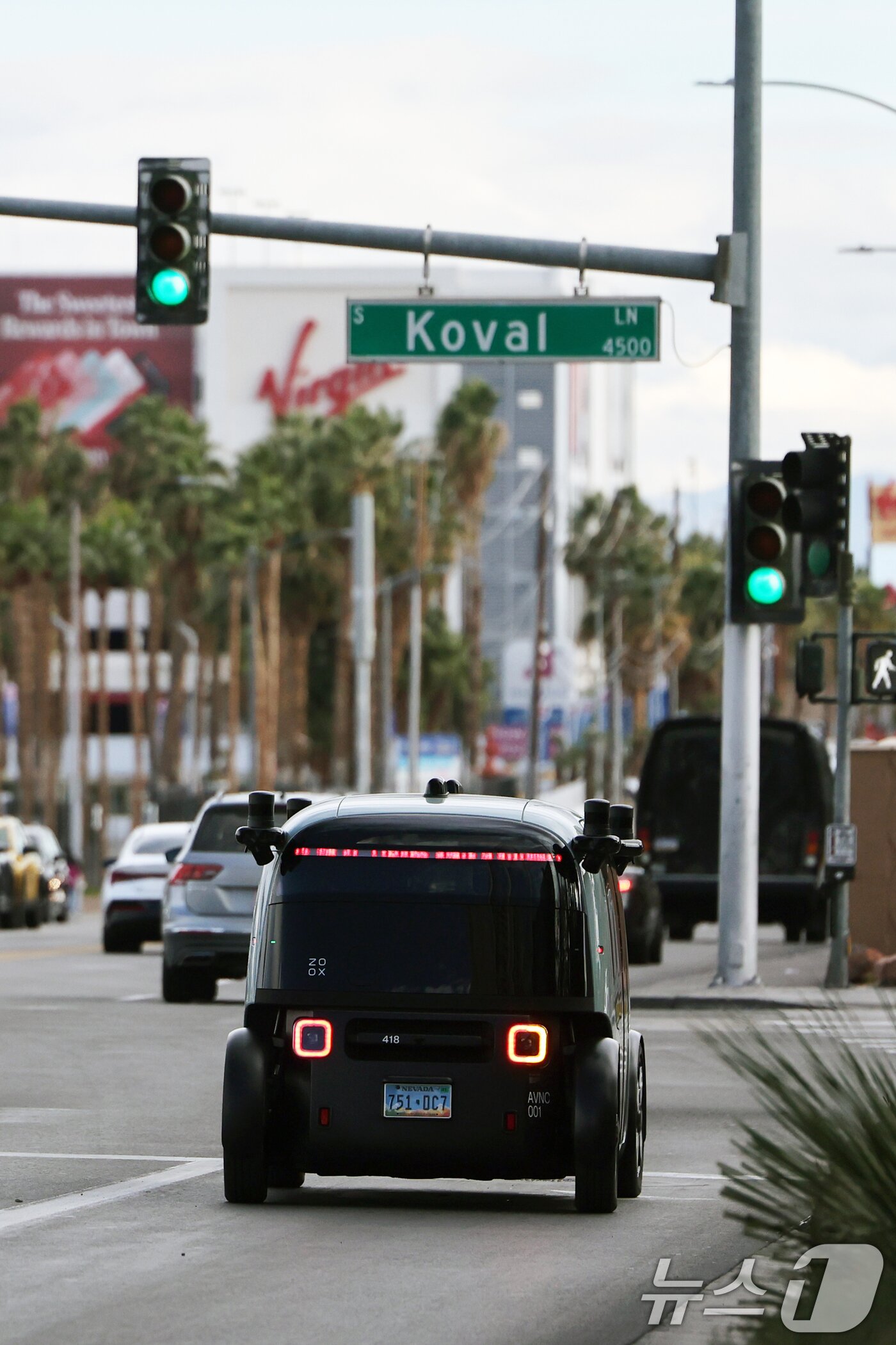 본문 이미지 - 세계 최대 IT(정보기술)·가전 전시회 'CES 2026' 개막을 이틀 앞둔 4일(현지시간) 미국 네바다주 라스베이거스 거리에 아마존의 로보택시 '죽스(ZOOX)'가 도로를 주행하고 있다. 2026.1.5/뉴스1 ⓒ News1 황기선 기자