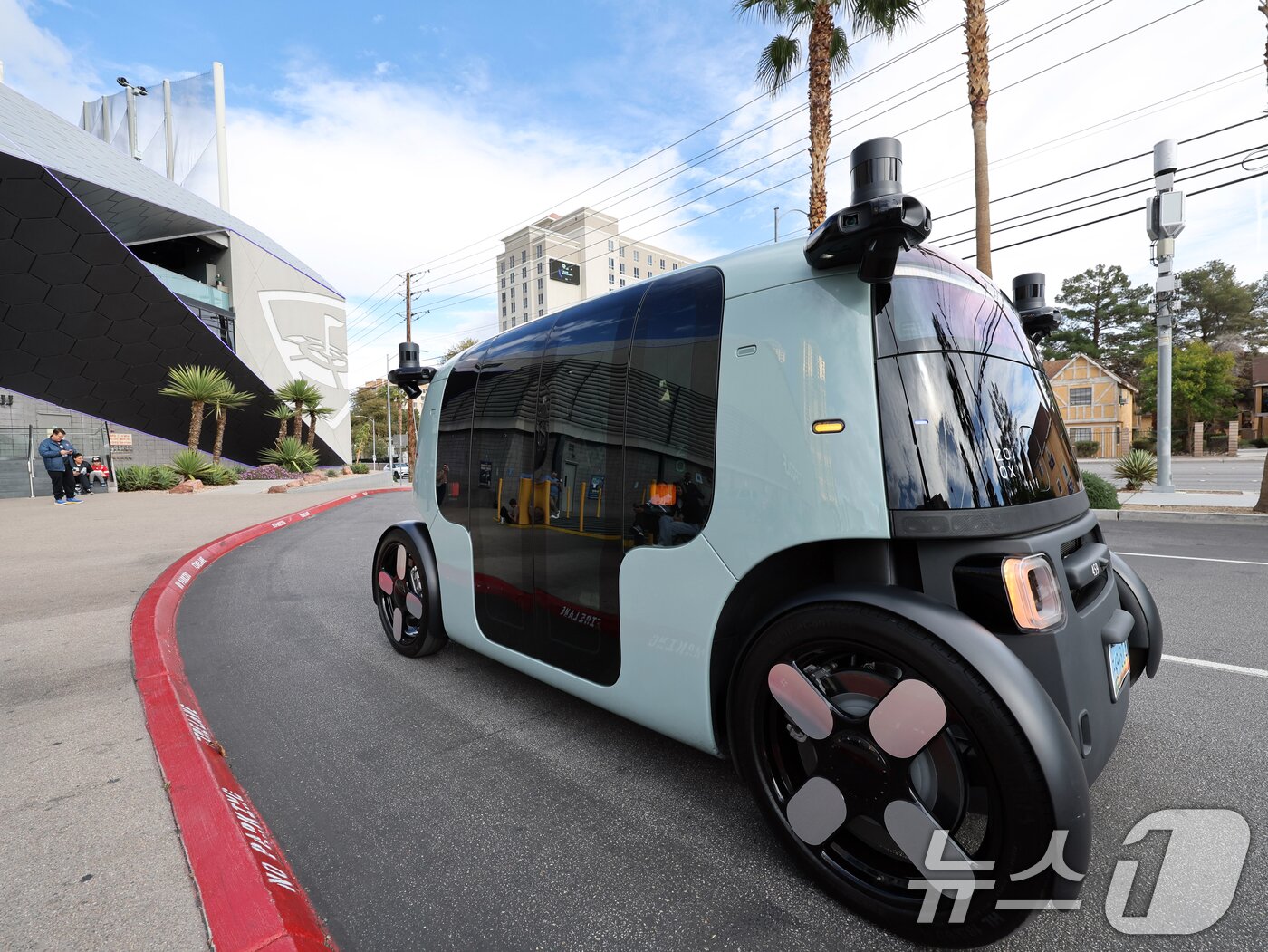 본문 이미지 - 세계 최대 IT(정보기술)·가전 전시회 'CES 2026' 개막을 이틀 앞둔 4일(현지시간) 미국 네바다주 라스베이거스 거리에 아마존의 로보택시 '죽스(ZOOX)'가 도로를 주행하고 있다.  2026.1.5/뉴스1 ⓒ News1 황기선 기자