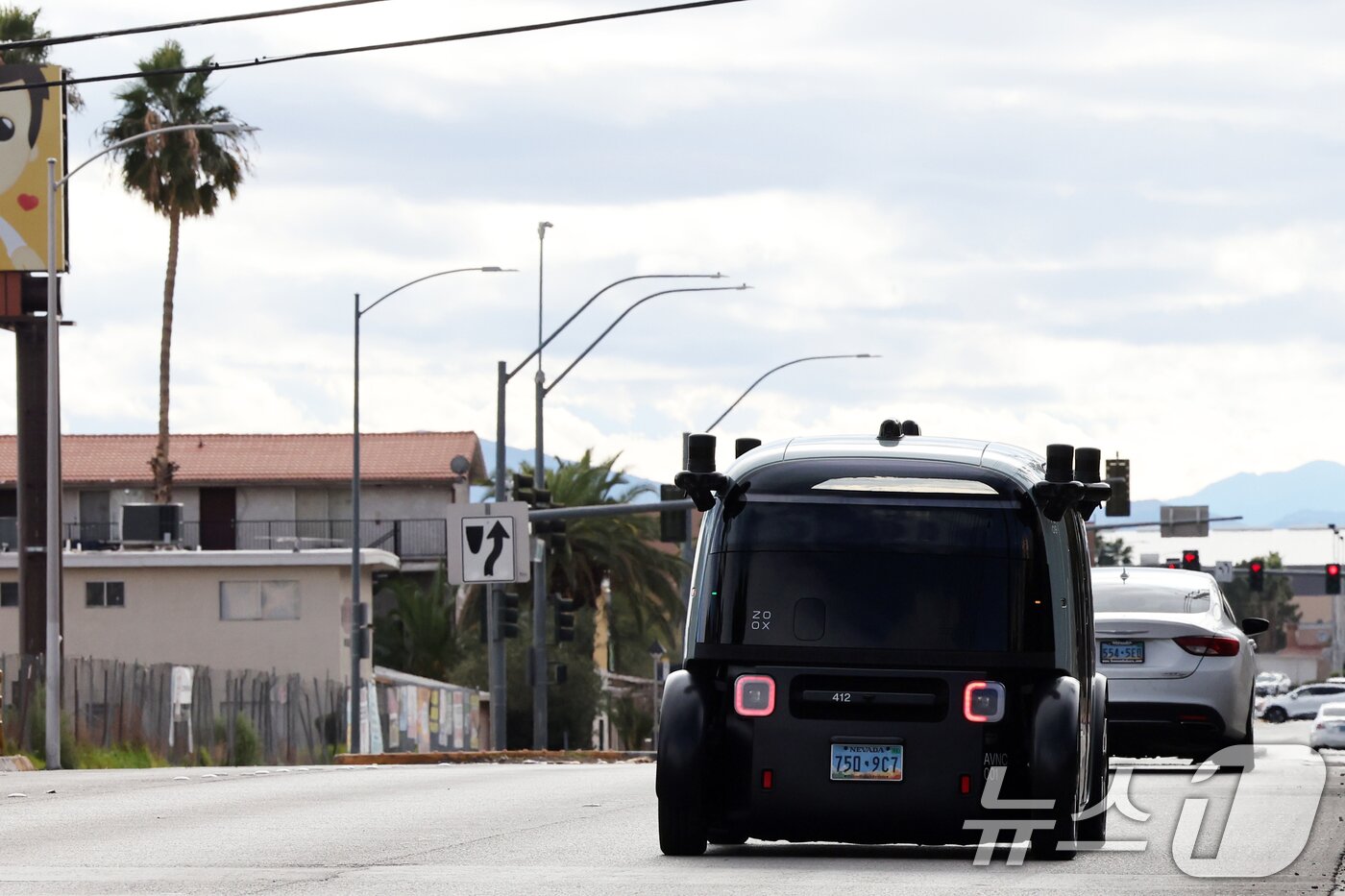 본문 이미지 - 세계 최대 IT(정보기술)·가전 전시회 'CES 2026' 개막을 이틀 앞둔 4일(현지시간) 미국 네바다주 라스베이거스 거리에 아마존의 로보택시 '죽스(ZOOX)'가 도로를 주행하고 있다. . 2026.1.5/뉴스1 ⓒ News1 황기선 기자