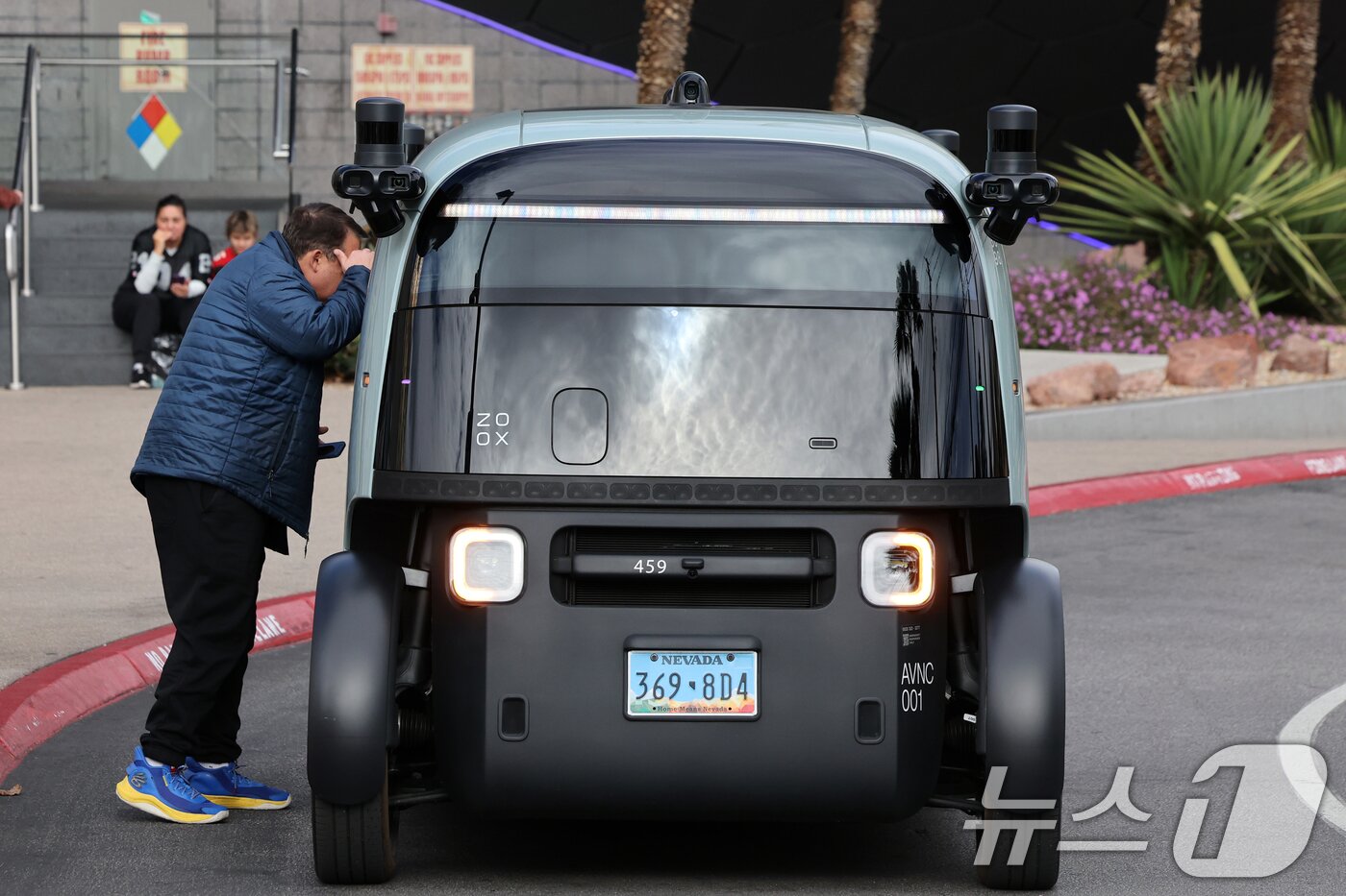 본문 이미지 - 세계 최대 IT(정보기술)·가전 전시회 'CES 2026' 개막을 이틀 앞둔 4일(현지시간) 미국 네바다주 라스베이거스 거리에서 시민들이 아마존의 로보택시 '죽스(ZOOX)'를 바라보고 있다. 2026.1.5/뉴스1 ⓒ News1 황기선 기자
