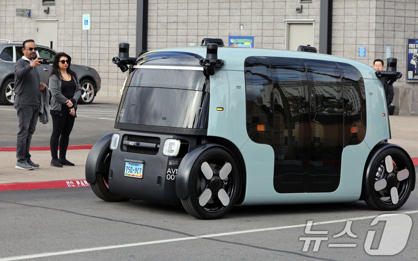 본문 이미지 - 세계 최대 IT(정보기술)·가전 전시회 'CES 2026' 개막을 이틀 앞둔 4일(현지시간) 미국 네바다주 라스베이거스 거리에 아마존의 로보택시 '죽스(ZOOX)'가 도로를 주행하고 있다. 2026.1.5/뉴스1 ⓒ News1 황기선 기자