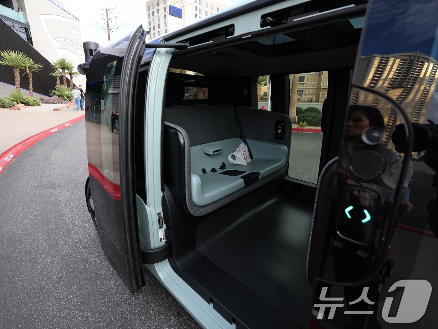 본문 이미지 - 세계 최대 IT(정보기술)·가전 전시회 'CES 2026' 개막을 이틀 앞둔 4일(현지시간) 미국 네바다주 라스베이거스 거리에서 아마존의 로보택시 '죽스(ZOOX)'가 정차해 있다. 2026.1.5/뉴스1 ⓒ News1 황기선 기자