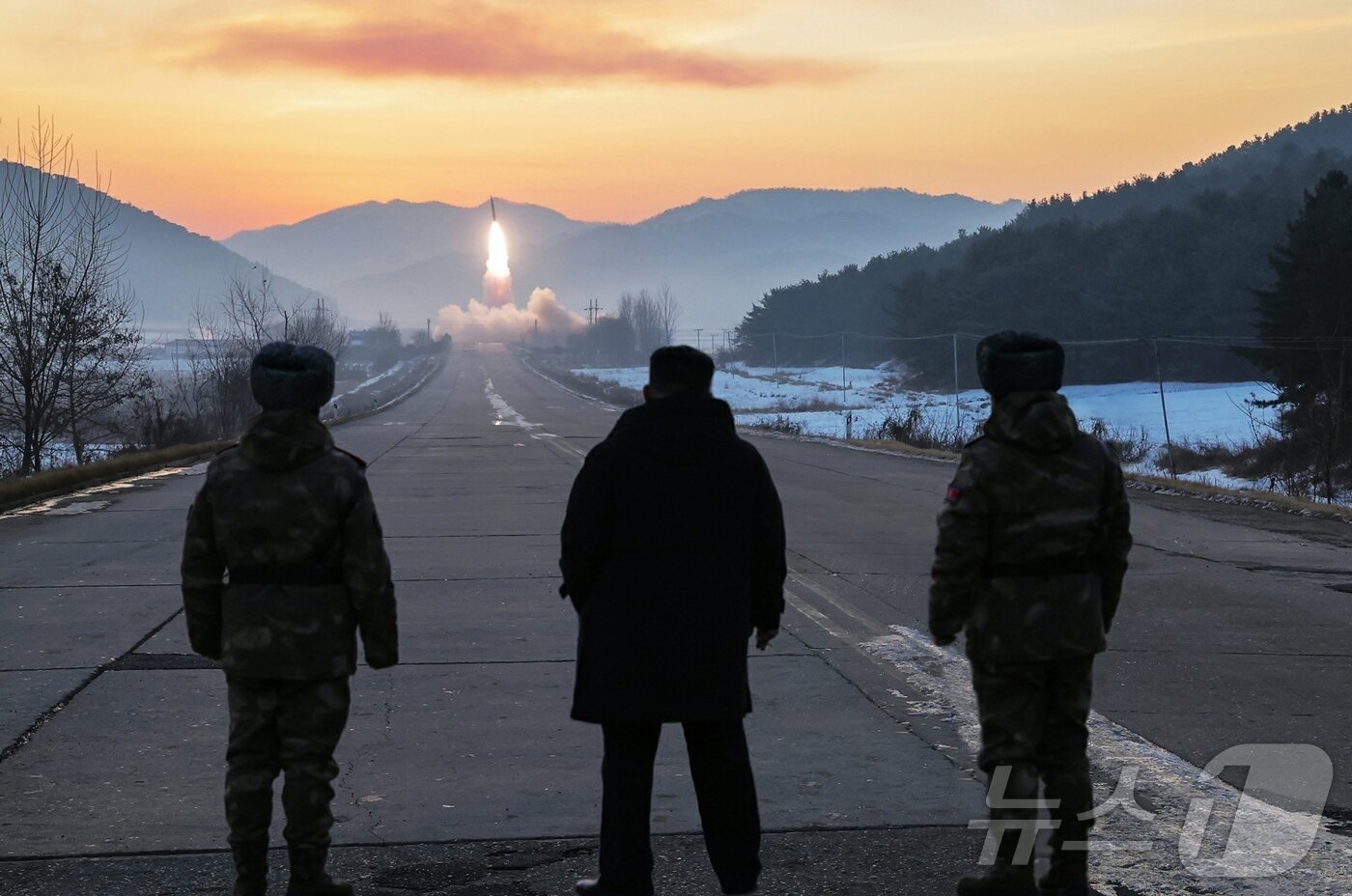 본문 이미지 - (평양 노동신문=뉴스1) = 북한은 전날인 4일 김정은 노동당 총비서의 참관하에 극초음속미사일 발사 훈련을 진행했다고 5일 밝혔다. [국내에서만 사용가능. 재배포 금지. DB 금지. For Use Only in the Republic of Korea. Redistribution Prohibited] rodongphoto@news1.kr